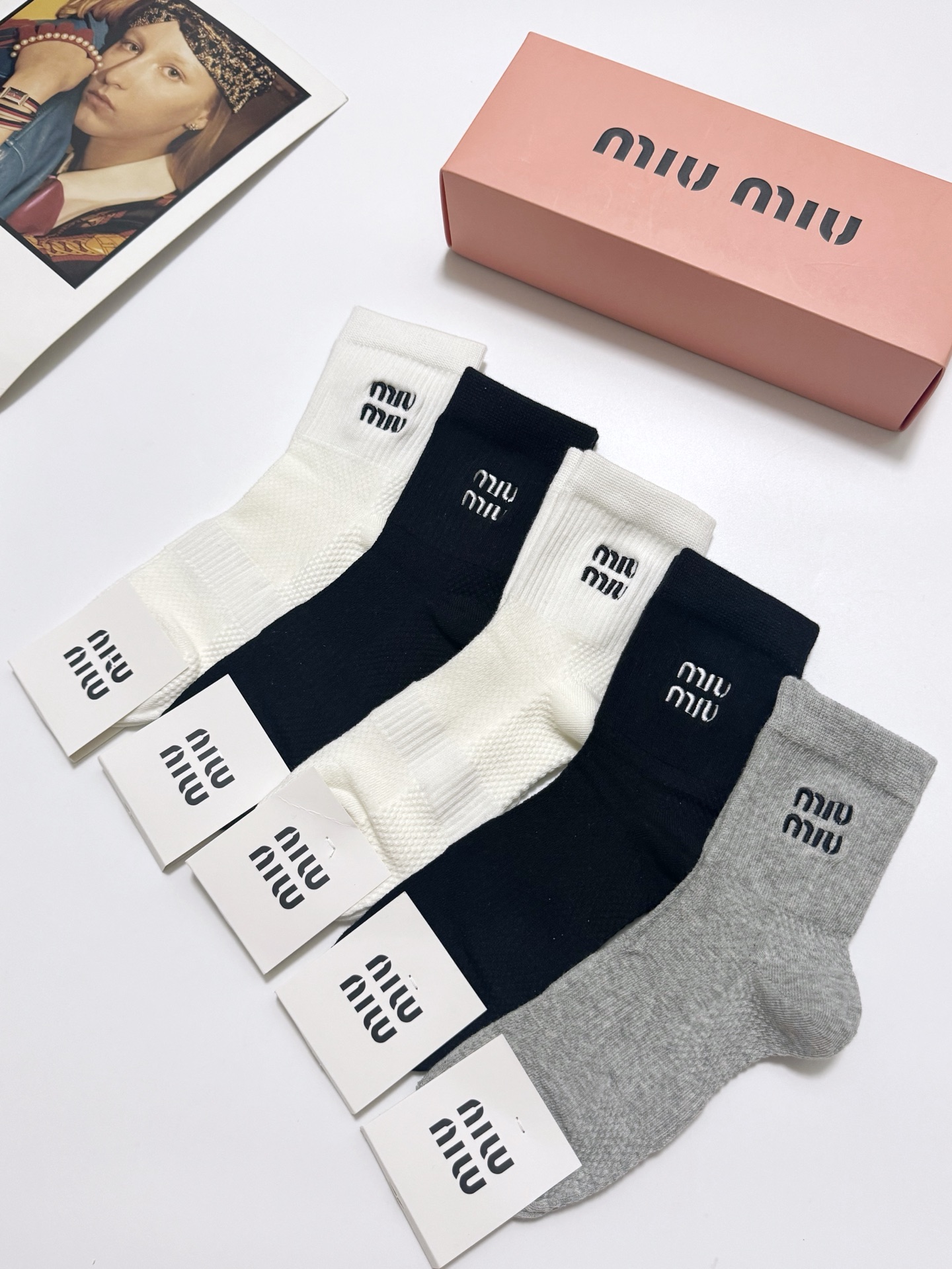  配包装
🌟【一盒5 双】
🌟缪缪 miumiu 经典刺绣 字母 logo短袜  ！纯棉面料软糯亲肤！
