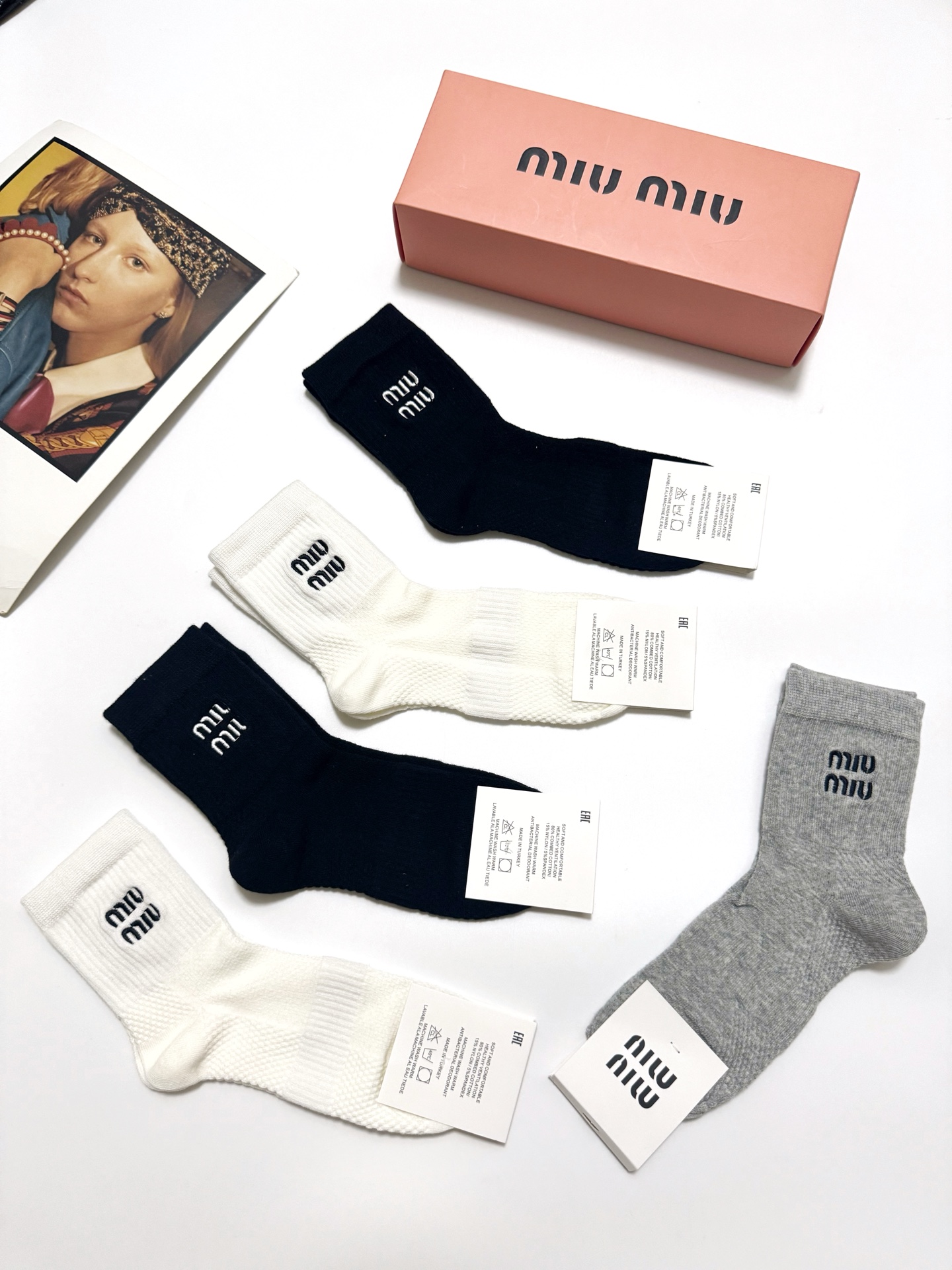  配包装
🌟【一盒5 双】
🌟缪缪 miumiu 经典刺绣 字母 logo短袜  ！纯棉面料软糯亲肤！
