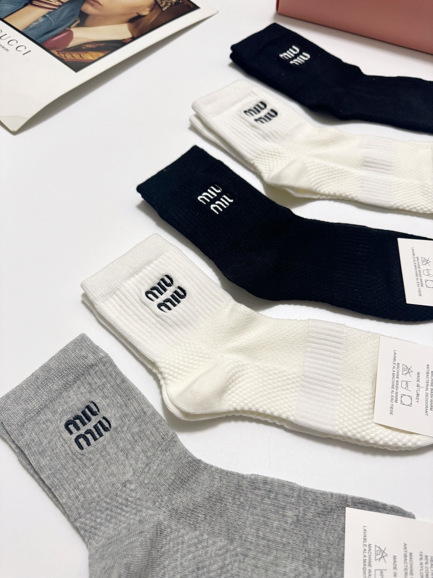  配包装
🌟【一盒5 双】
🌟缪缪 miumiu 经典刺绣 字母 logo短袜  ！纯棉面料软糯亲肤！

