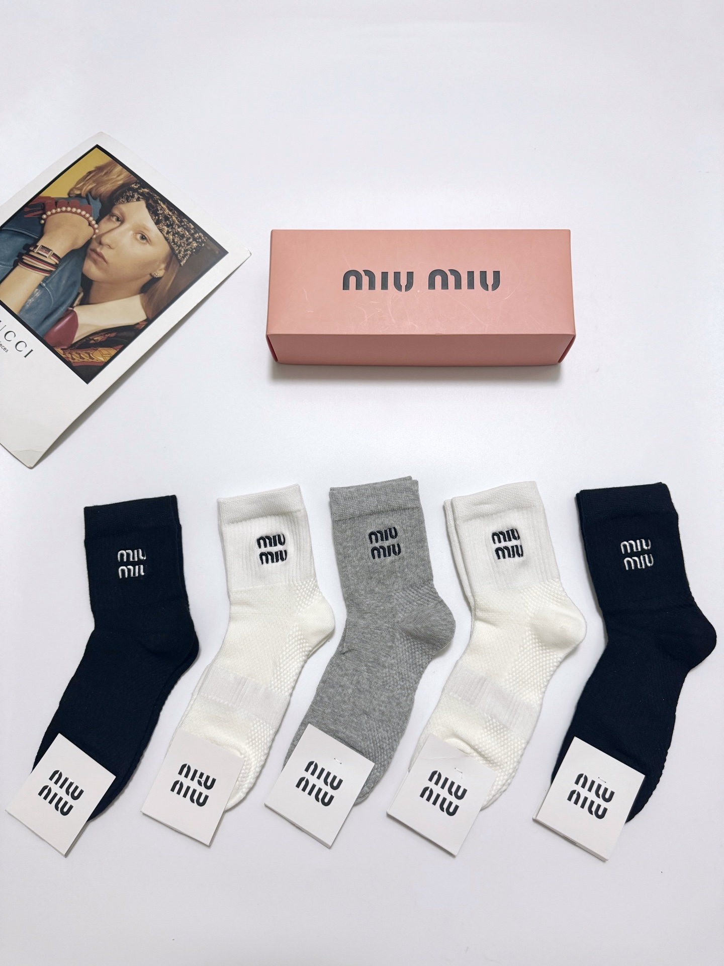  配包装
🌟【一盒5 双】
🌟缪缪 miumiu 经典刺绣 字母 logo短袜  ！纯棉面料软糯亲肤！

