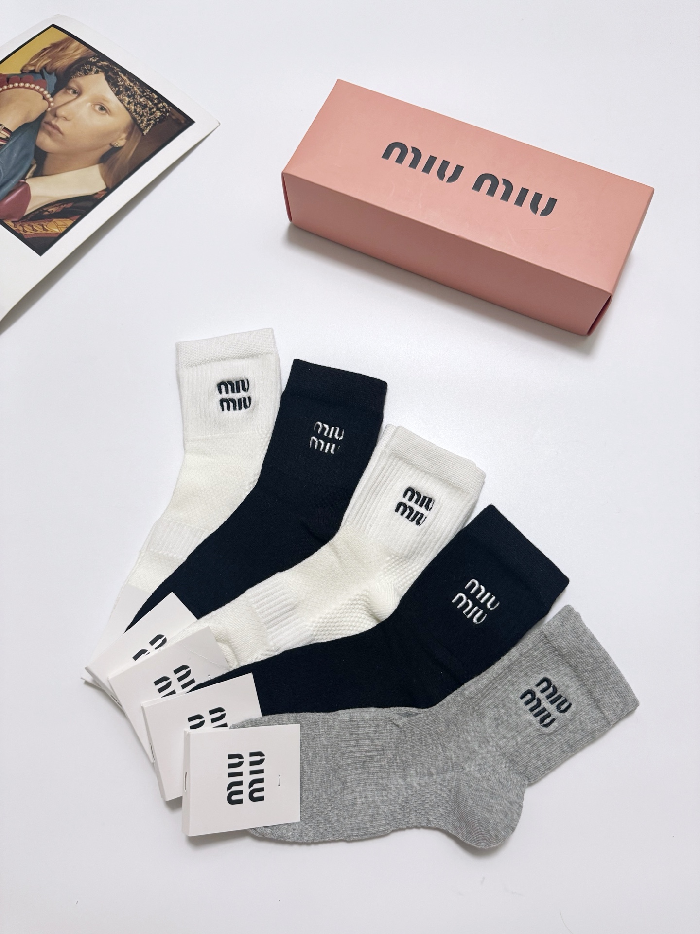  配包装
🌟【一盒5 双】
🌟缪缪 miumiu 经典刺绣 字母 logo短袜  ！纯棉面料软糯亲肤！
