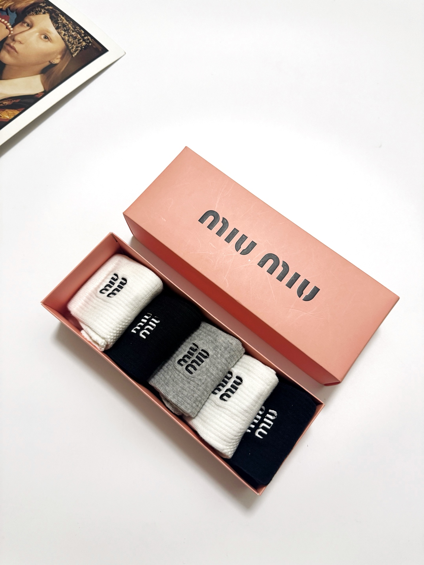  配包装
🌟【一盒5 双】
🌟缪缪 miumiu 经典刺绣 字母 logo短袜  ！纯棉面料软糯亲肤！
