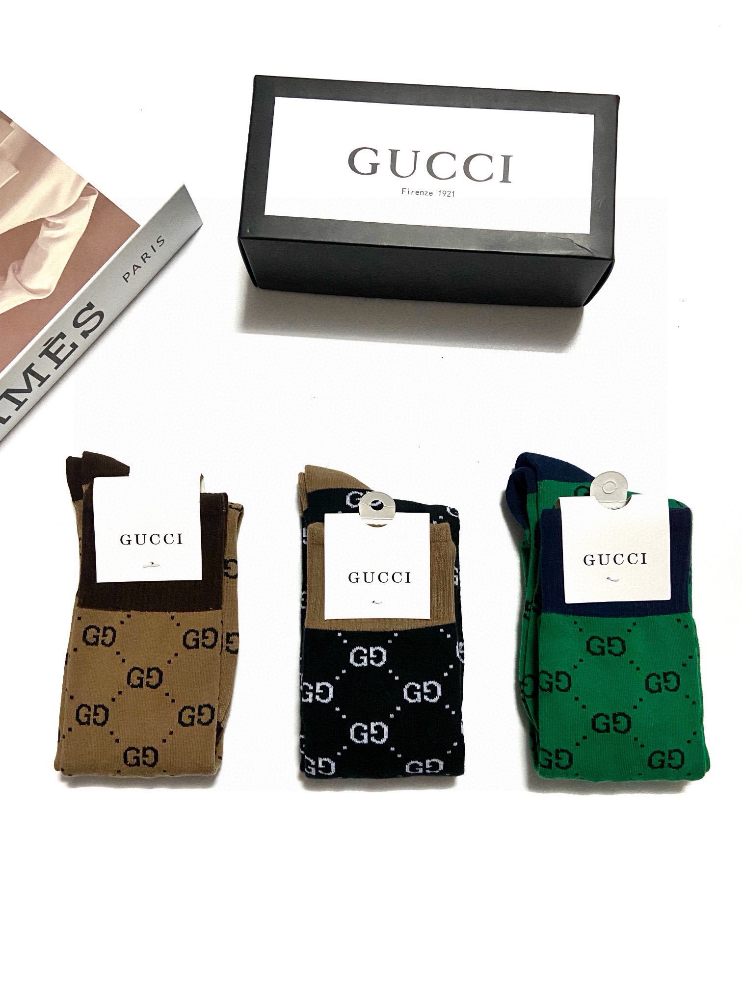  配包装
🌟【一盒3 双】
🌟Gucci  古奇 爆款双G字母 长筒袜 小腿袜
。专柜同步发售ing ，