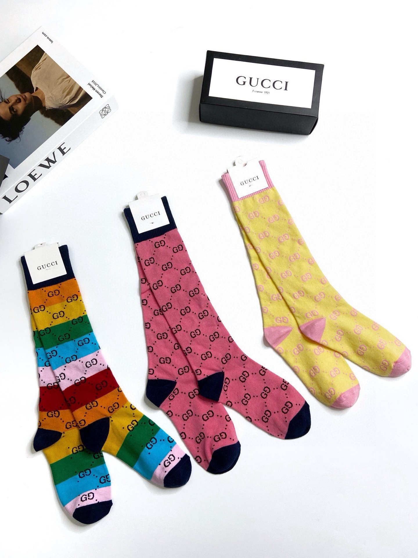  配包装
🌟【一盒3 双】
🌟Gucci  古奇 爆款双G字母 长筒袜 小腿袜
。专柜同步发售ing ，