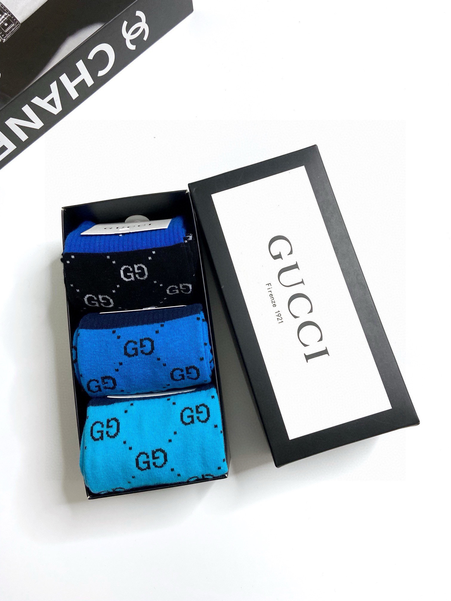  配包装
🌟【一盒3 双】
🌟Gucci  古奇 爆款双G字母 长筒袜 小腿袜
。专柜同步发售ing ，