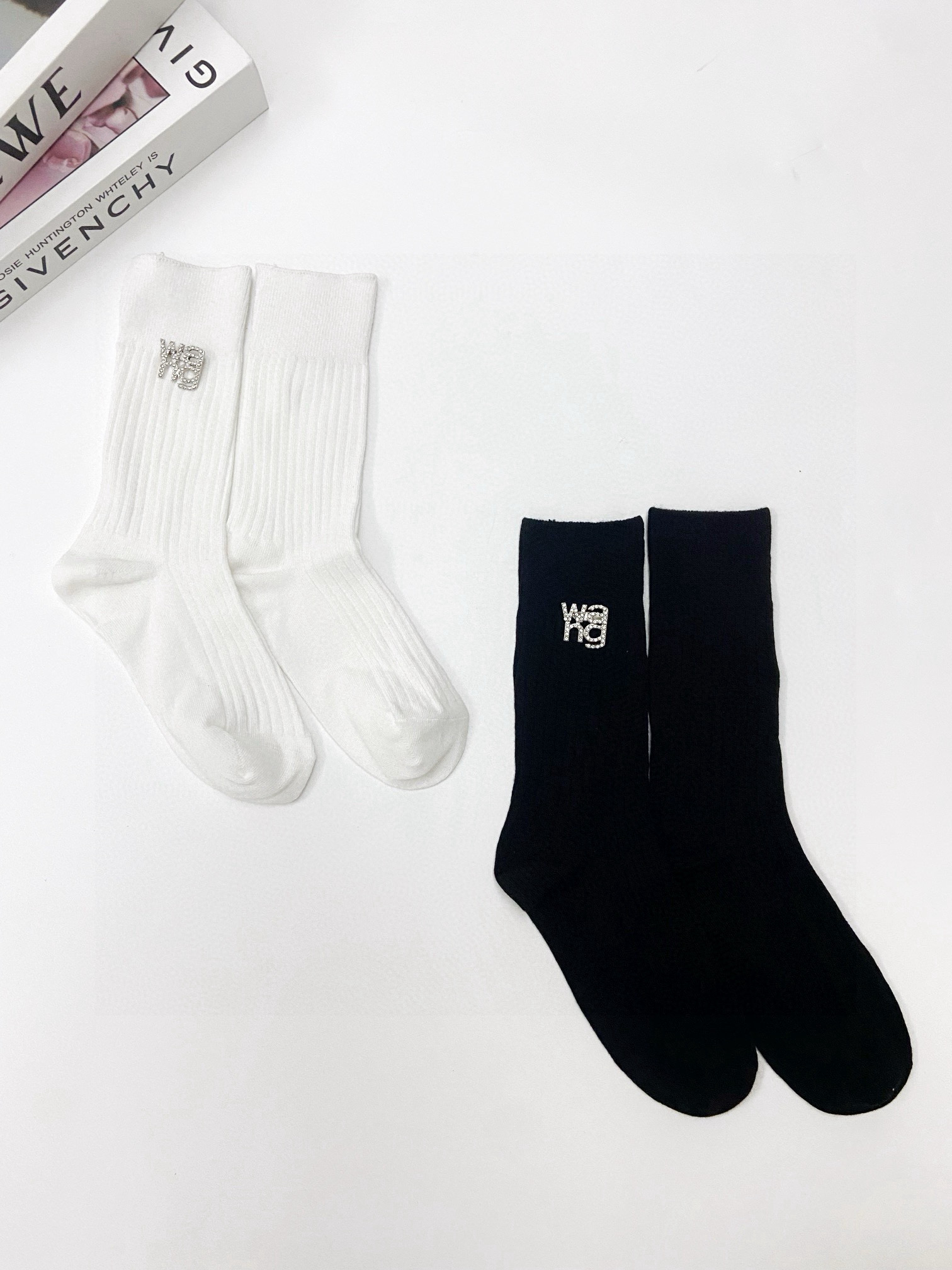  配包装
🌟【一盒2 双】
 🌟亚历山大·王 alexanderwang经典字母logo 别针 纯棉中筒