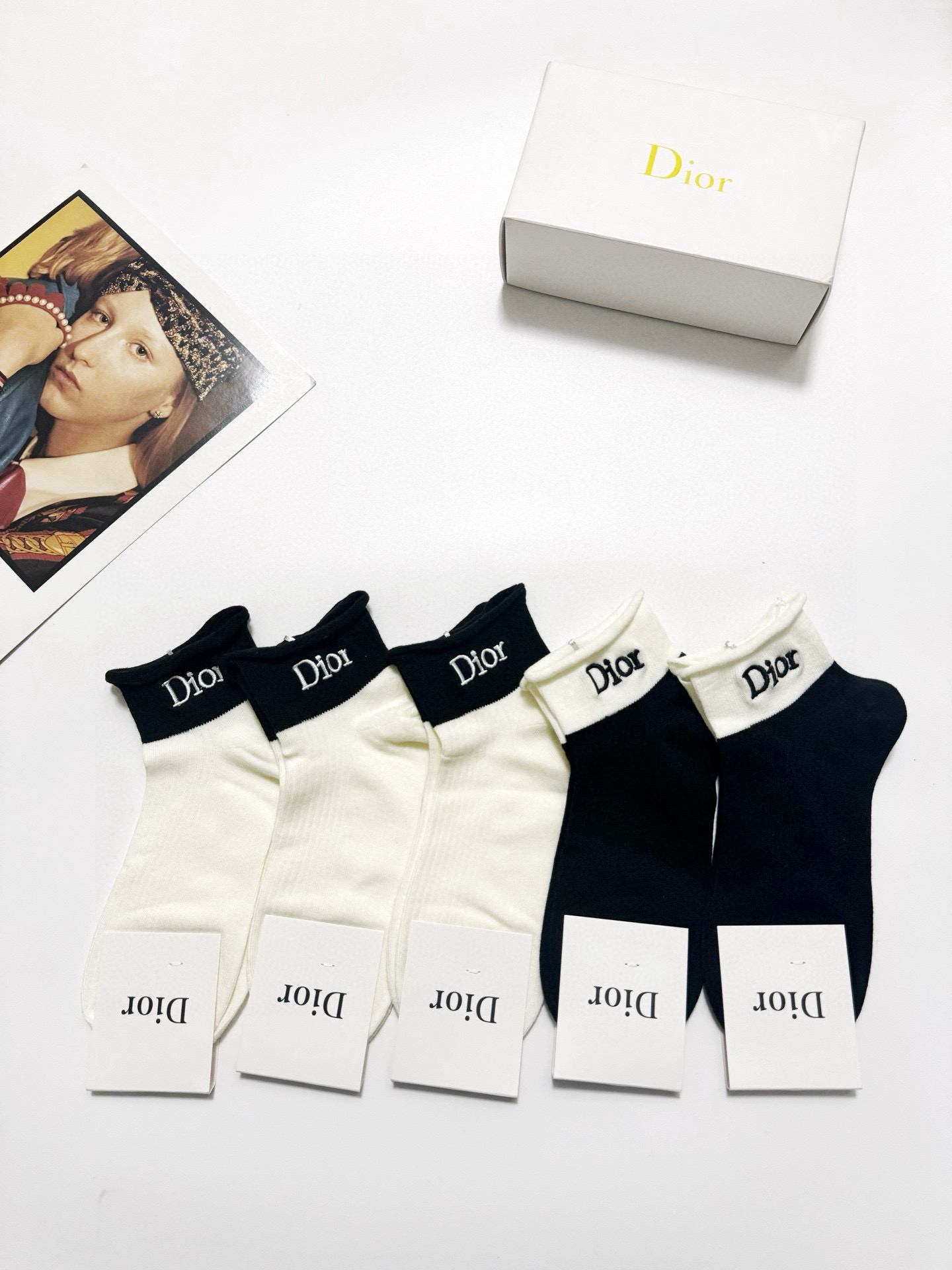  配包装
🌟【一盒5 双】
 🌟Dior 迪奥 经典字母刺绣logo 纯棉中筒袜   ，ins超火爆短袜