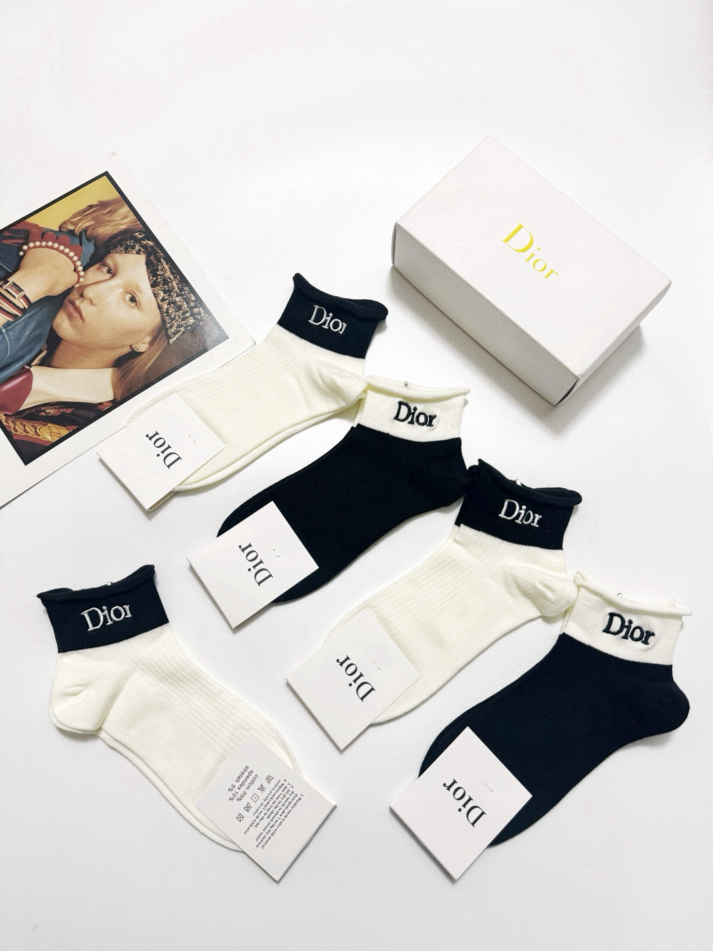  配包装
🌟【一盒5 双】
 🌟Dior 迪奥 经典字母刺绣logo 纯棉中筒袜   ，ins超火爆短袜
