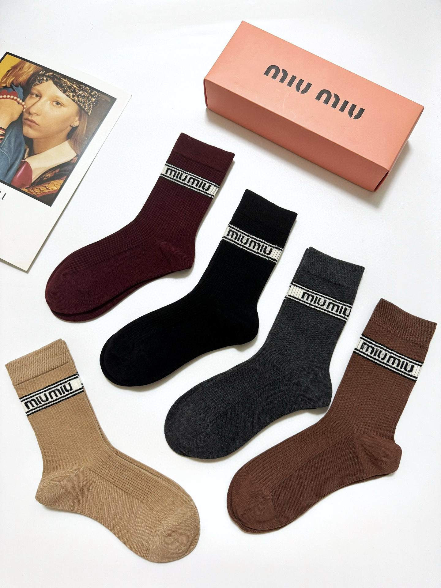   配包装
🌟【一盒5 双】
🌟缪缪 miumiu 经典字母 logo纯棉 中筒袜  ！超级软糯亲肤！
