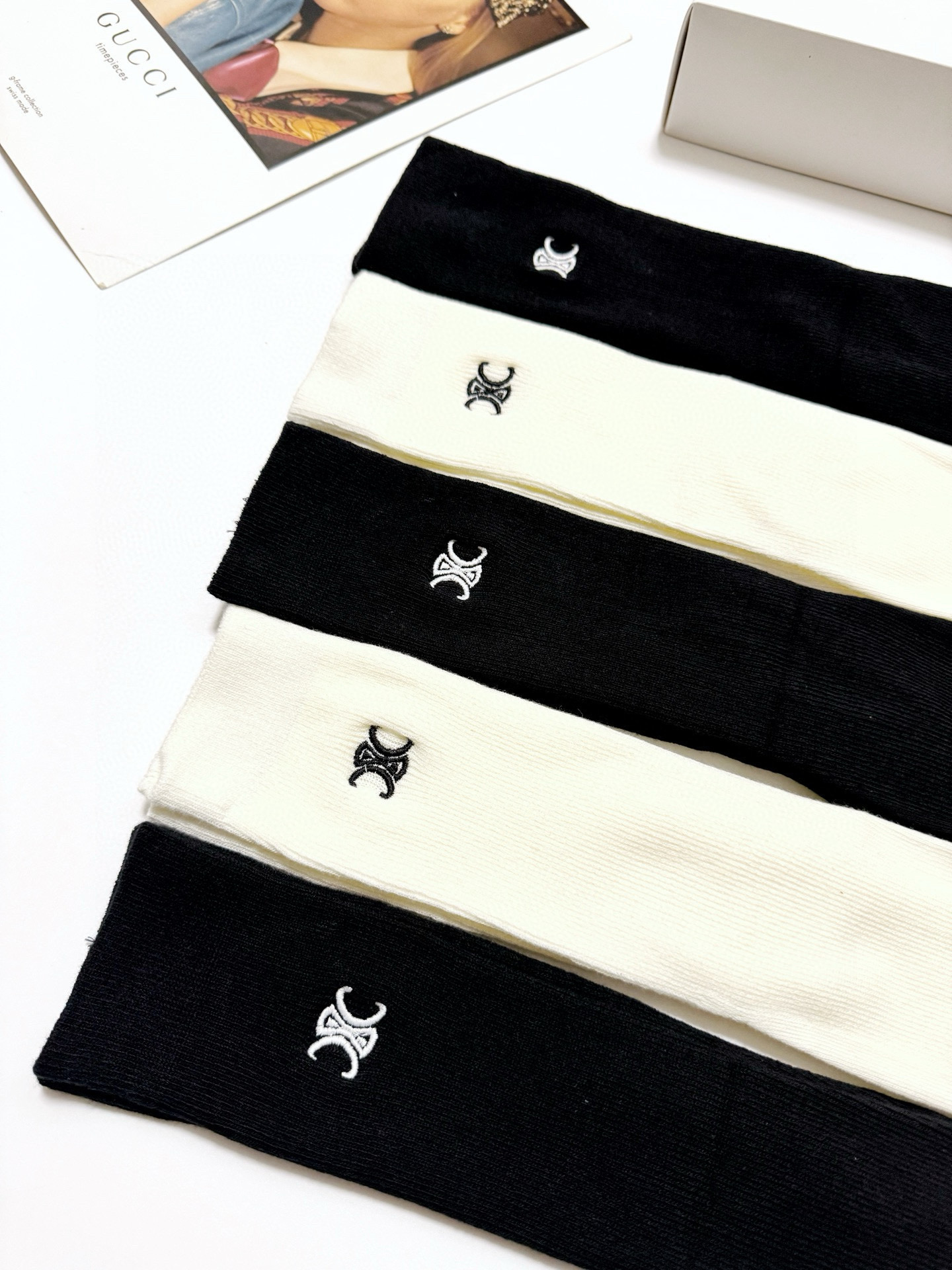  配包装
🌟【一盒5 双】
🌟Celine 赛琳 经典字母 logo 刺绣 直板 中筒袜  。超级软糯亲