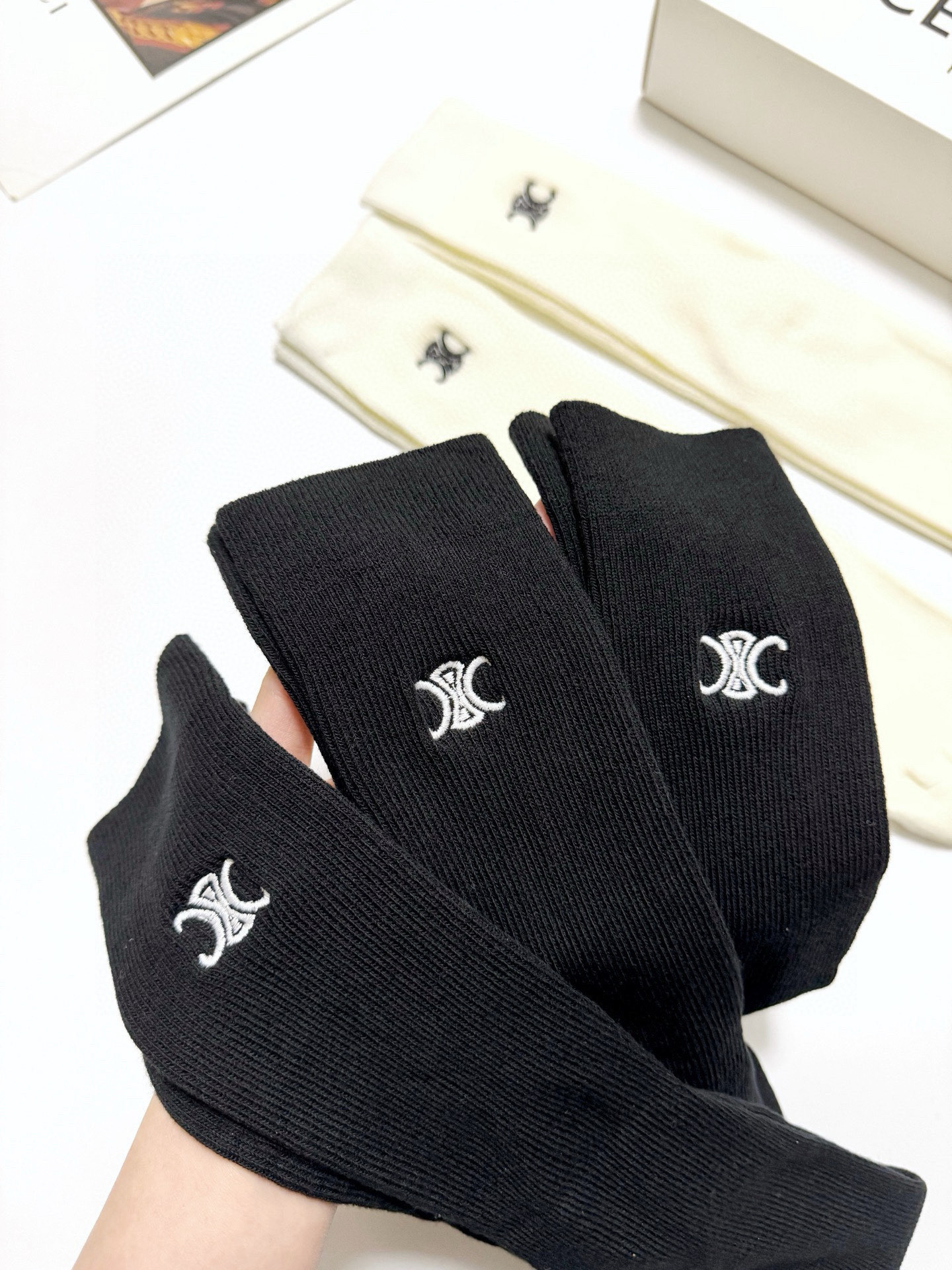  配包装
🌟【一盒5 双】
🌟Celine 赛琳 经典字母 logo 刺绣 直板 中筒袜  。超级软糯亲