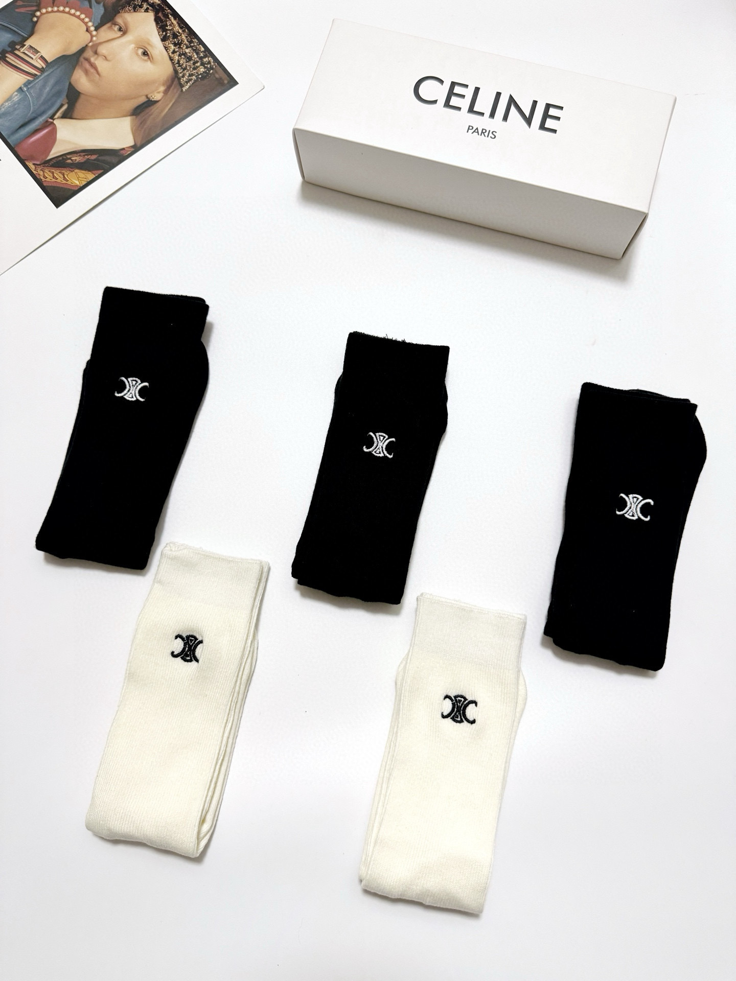  配包装
🌟【一盒5 双】
🌟Celine 赛琳 经典字母 logo 刺绣 直板 中筒袜  。超级软糯亲