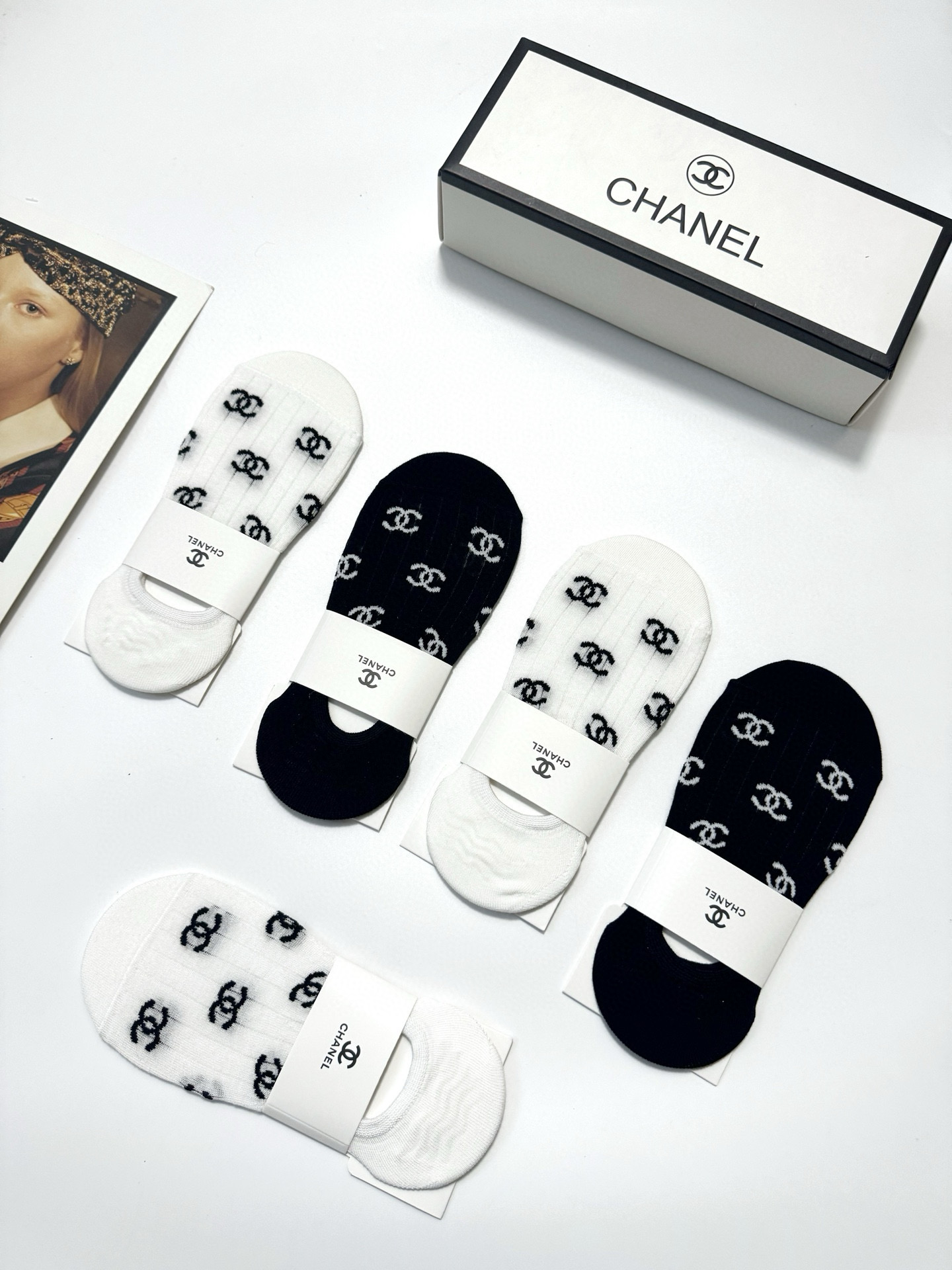  配包装
🌟【一盒5双】
 🌟Chanel 香奈儿 经典字母logo 纯棉船袜   ，ins超火爆空调袜