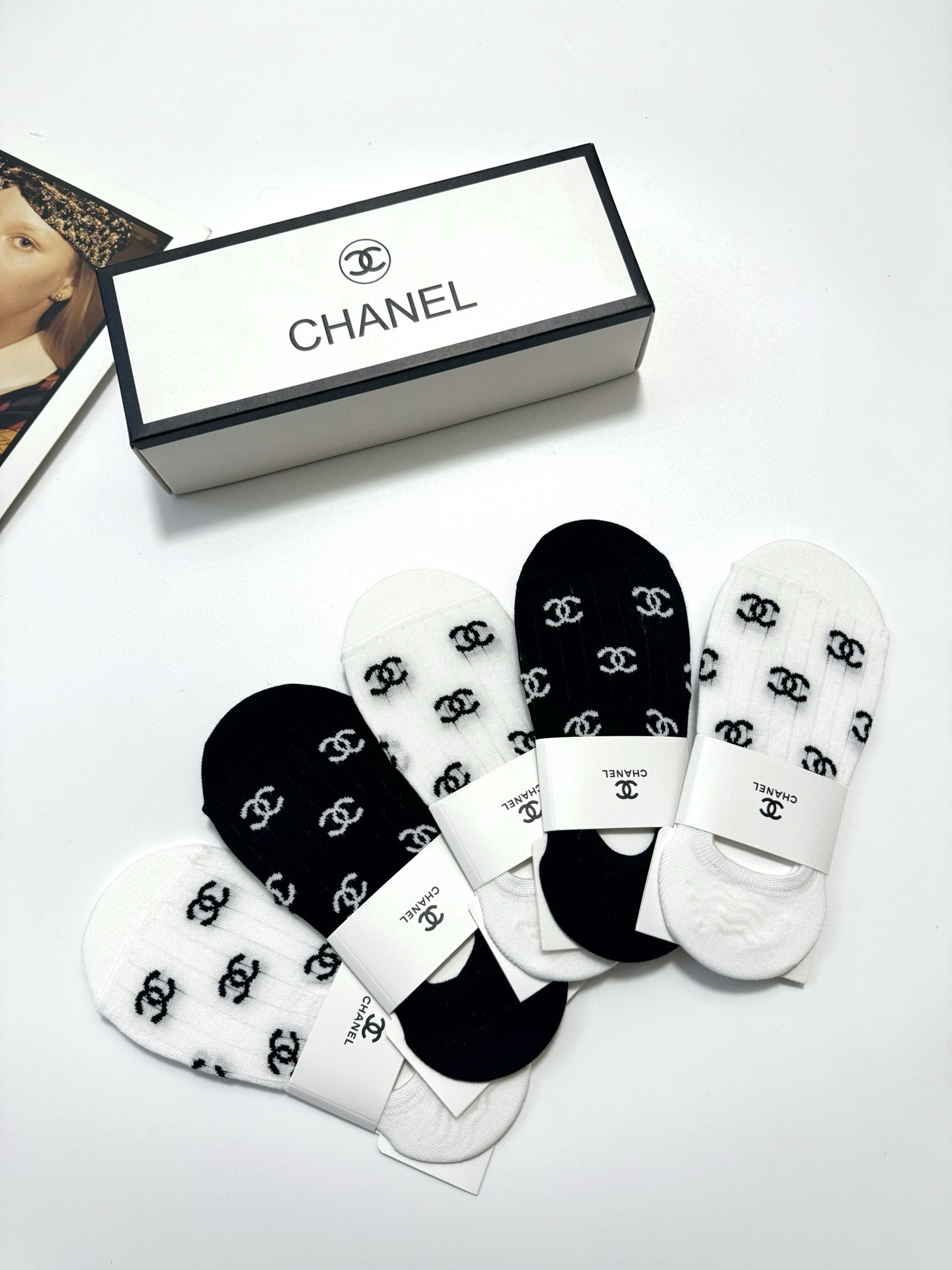  配包装
🌟【一盒5双】
 🌟Chanel 香奈儿 经典字母logo 纯棉船袜   ，ins超火爆空调袜