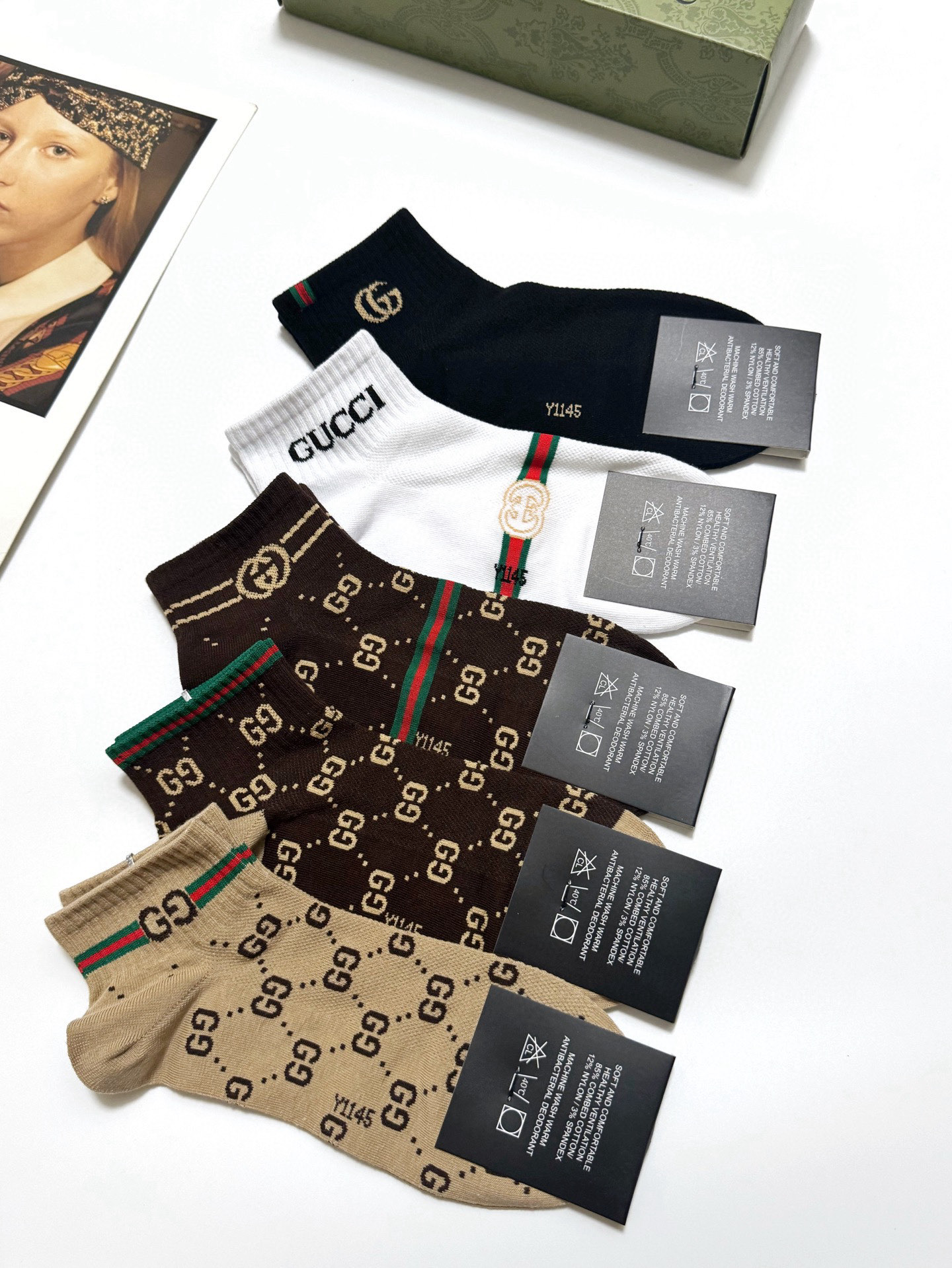  配包装
🌟【一盒5双】
 🌟Gucci 古琦 经典字母logo 纯棉船袜   ，ins超火爆短袜，纯棉