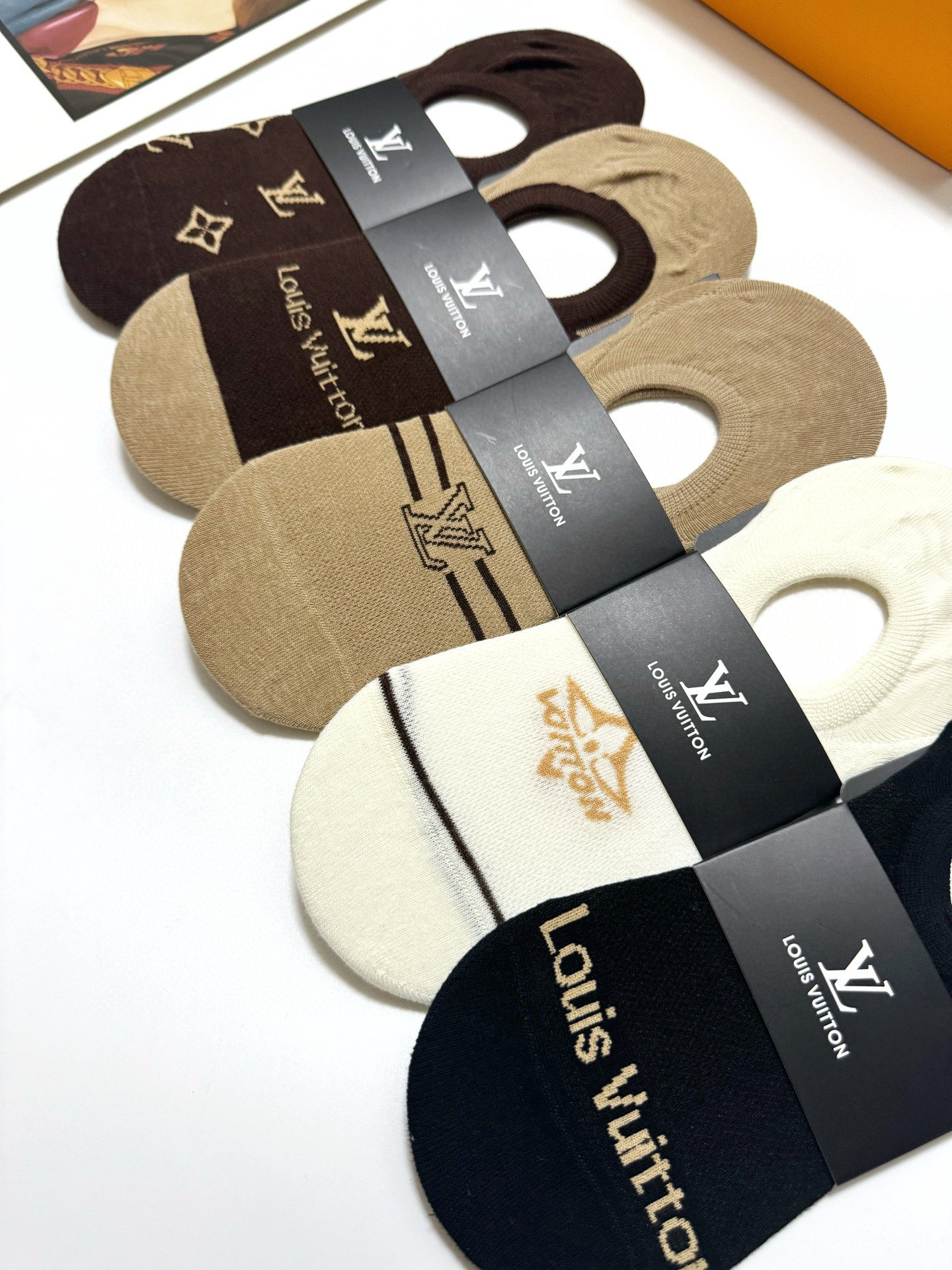  配包装
🌟【一盒5双】
 🌟LV 路易威登 经典字母logo 纯棉船袜   ，ins超火爆空调袜，纯棉