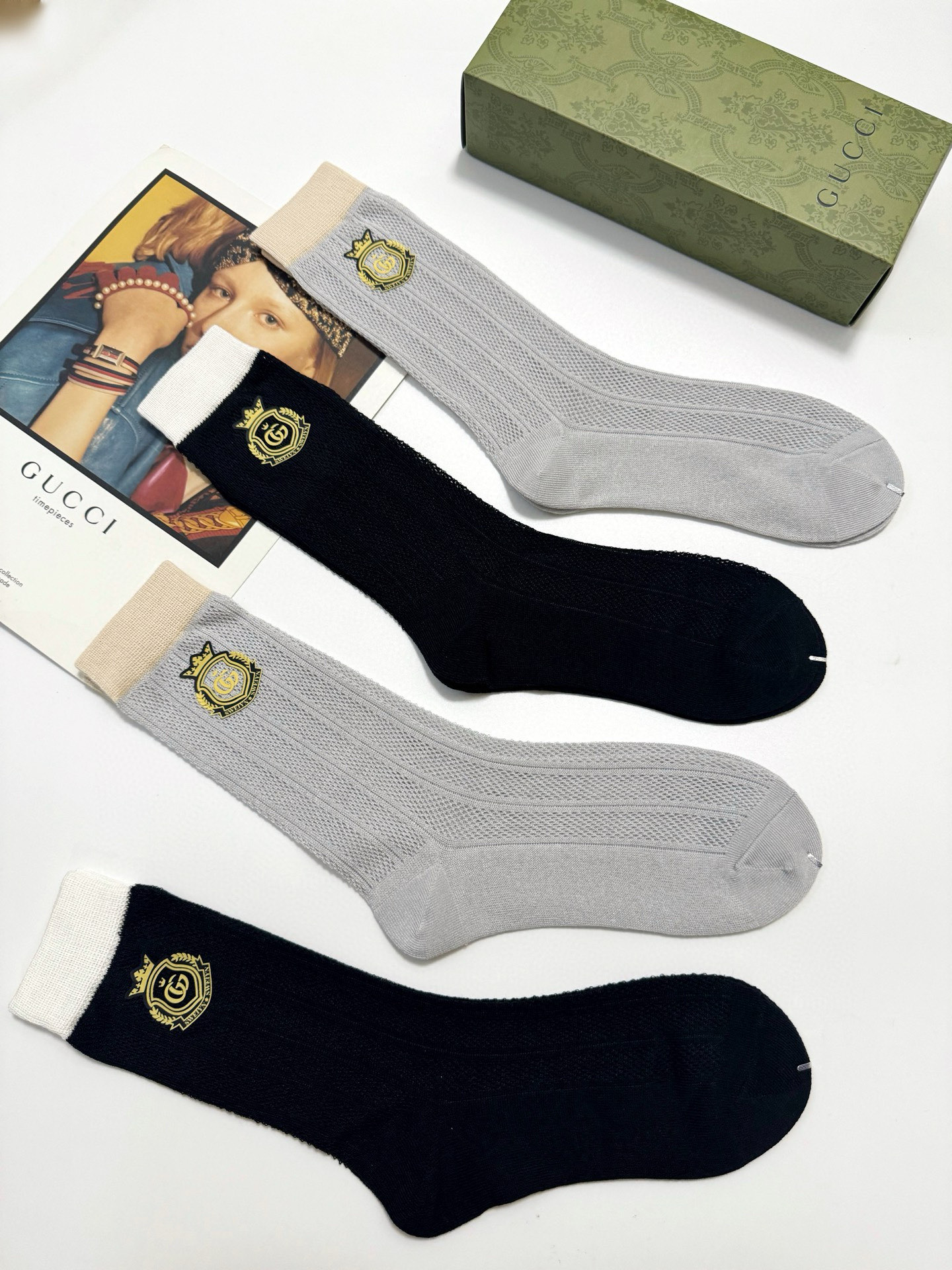   配包装 
🌟【一盒4 双】
🌟Gucci 古琦 浮雕立体字母logo中筒袜 ，精致少女心 
🌟超级爆