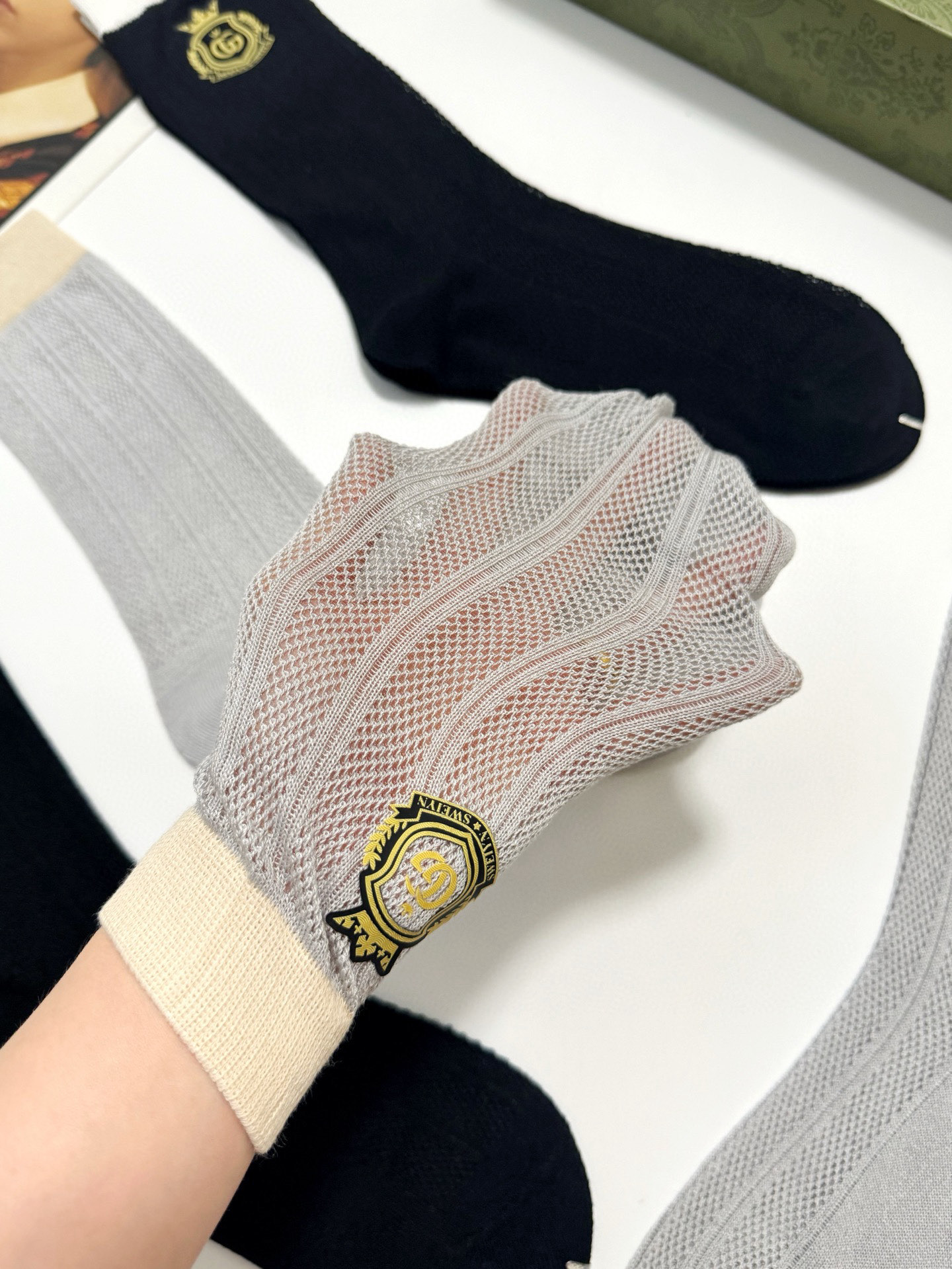   配包装 
🌟【一盒4 双】
🌟Gucci 古琦 浮雕立体字母logo中筒袜 ，精致少女心 
🌟超级爆