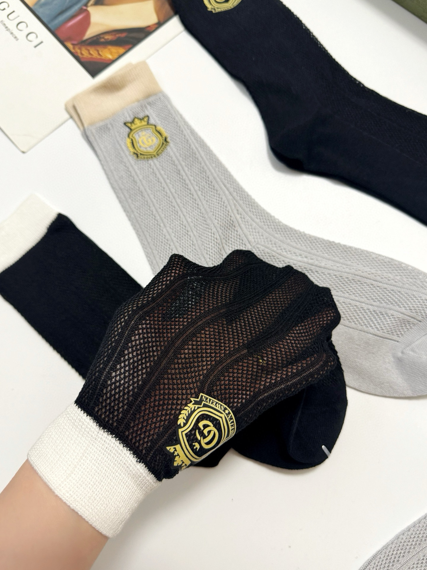   配包装 
🌟【一盒4 双】
🌟Gucci 古琦 浮雕立体字母logo中筒袜 ，精致少女心 
🌟超级爆