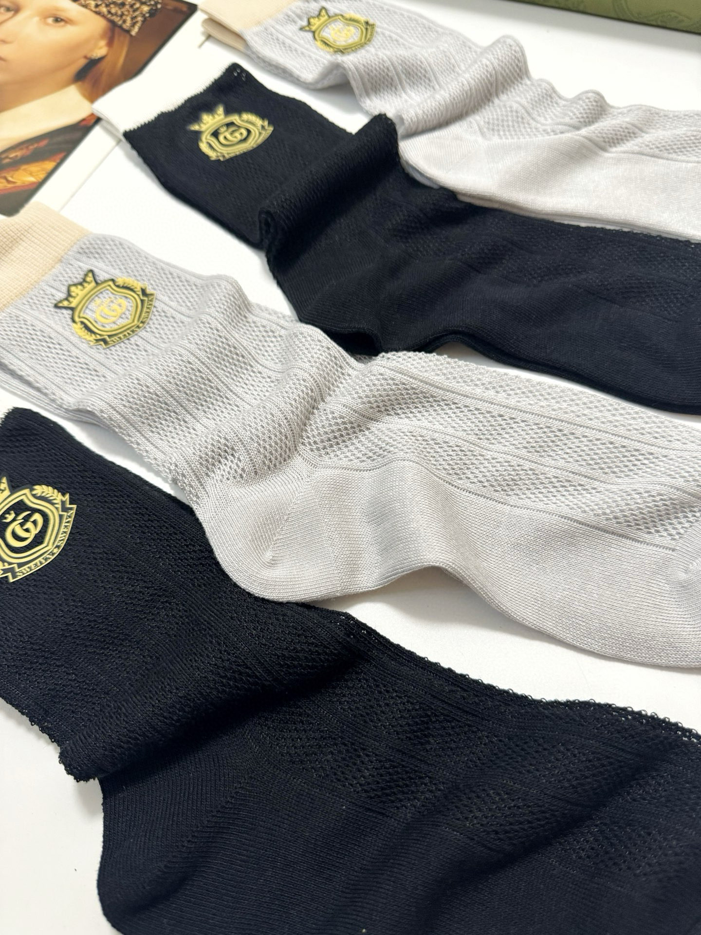   配包装 
🌟【一盒4 双】
🌟Gucci 古琦 浮雕立体字母logo中筒袜 ，精致少女心 
🌟超级爆