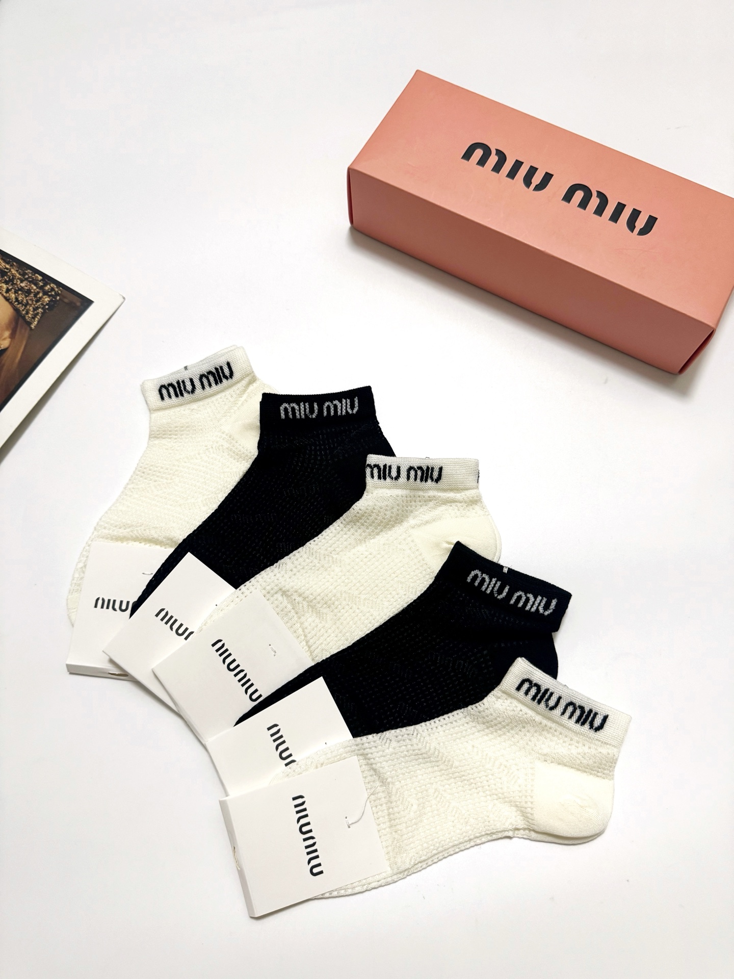  配包装
🌟【一盒5双】
 🌟miumiu 缪缪 经典字母logo 纯棉船袜   ，ins超火爆镂空短袜