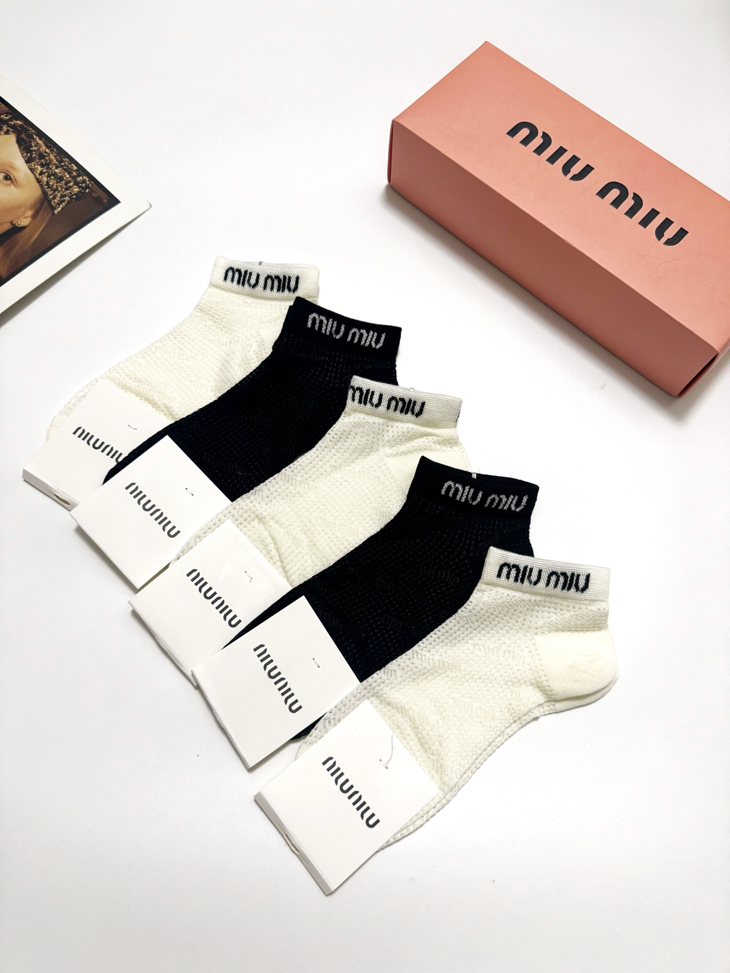  配包装
🌟【一盒5双】
 🌟miumiu 缪缪 经典字母logo 纯棉船袜   ，ins超火爆镂空短袜
