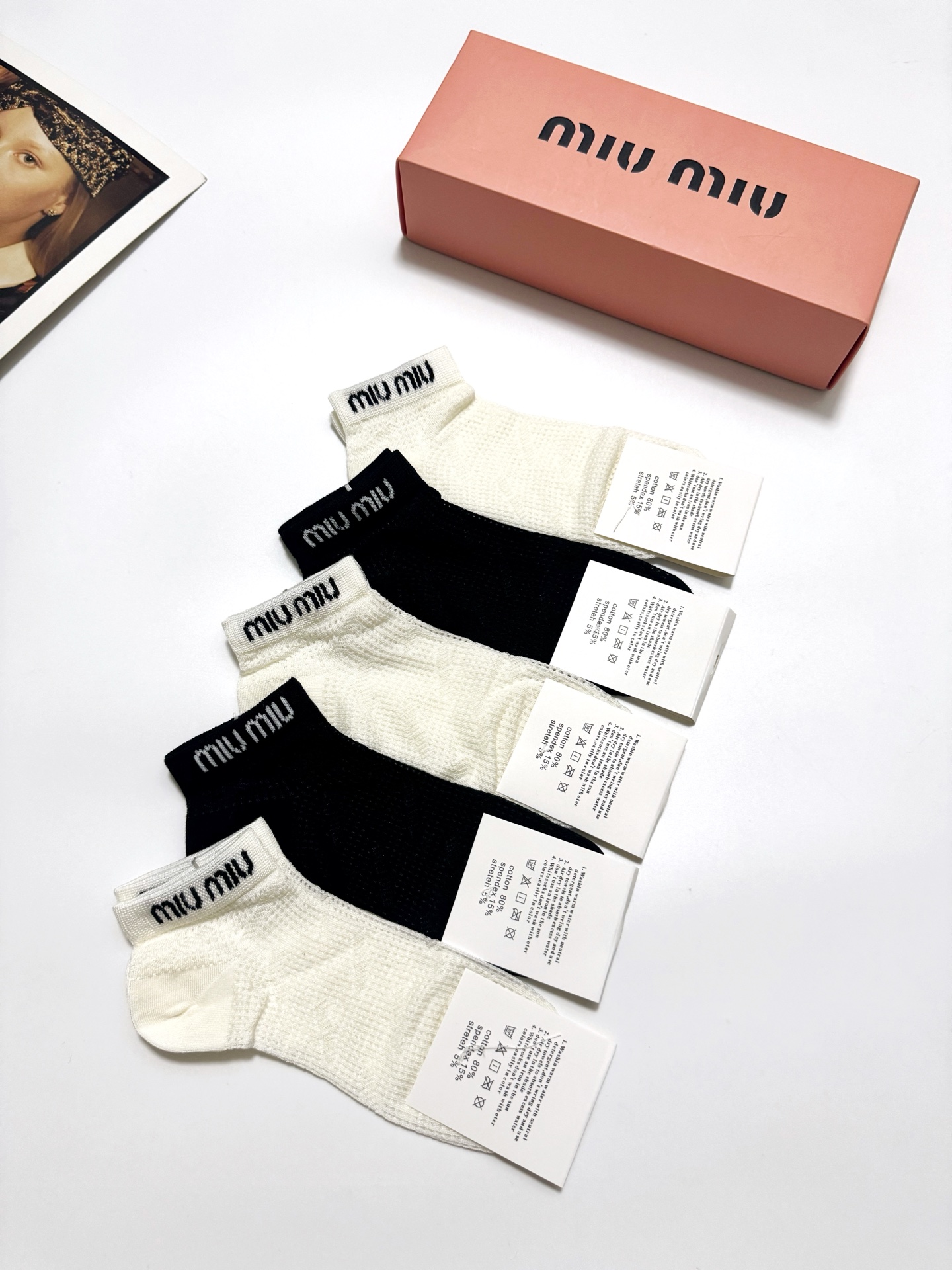  配包装
🌟【一盒5双】
 🌟miumiu 缪缪 经典字母logo 纯棉船袜   ，ins超火爆镂空短袜