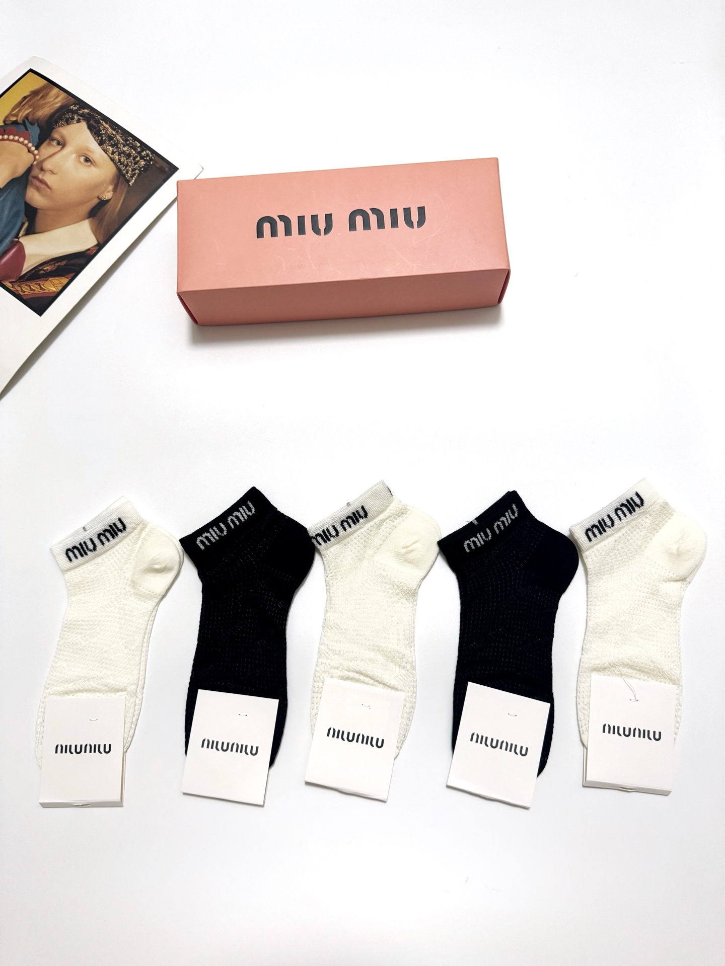  配包装
🌟【一盒5双】
 🌟miumiu 缪缪 经典字母logo 纯棉船袜   ，ins超火爆镂空短袜