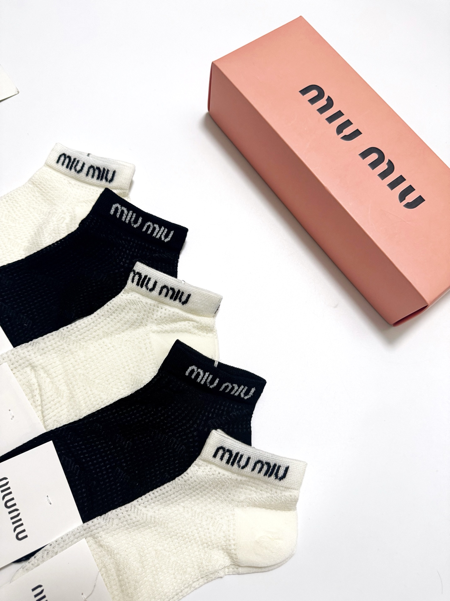  配包装
🌟【一盒5双】
 🌟miumiu 缪缪 经典字母logo 纯棉船袜   ，ins超火爆镂空短袜