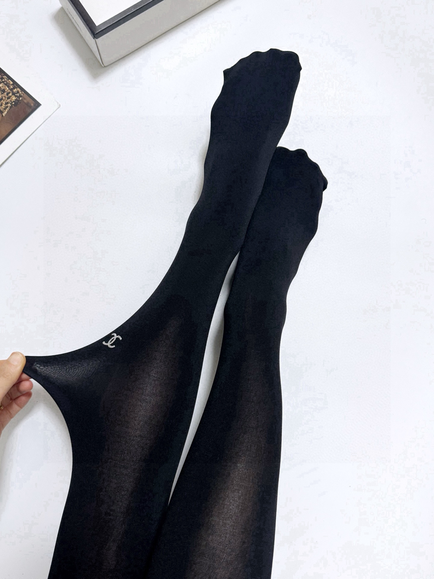  配包装
【一盒一双】
🌟Chanel香奈儿 双C 字母天鹅绒丝袜 🌟好看到爆炸 ，欧美大牌丝袜。一比一