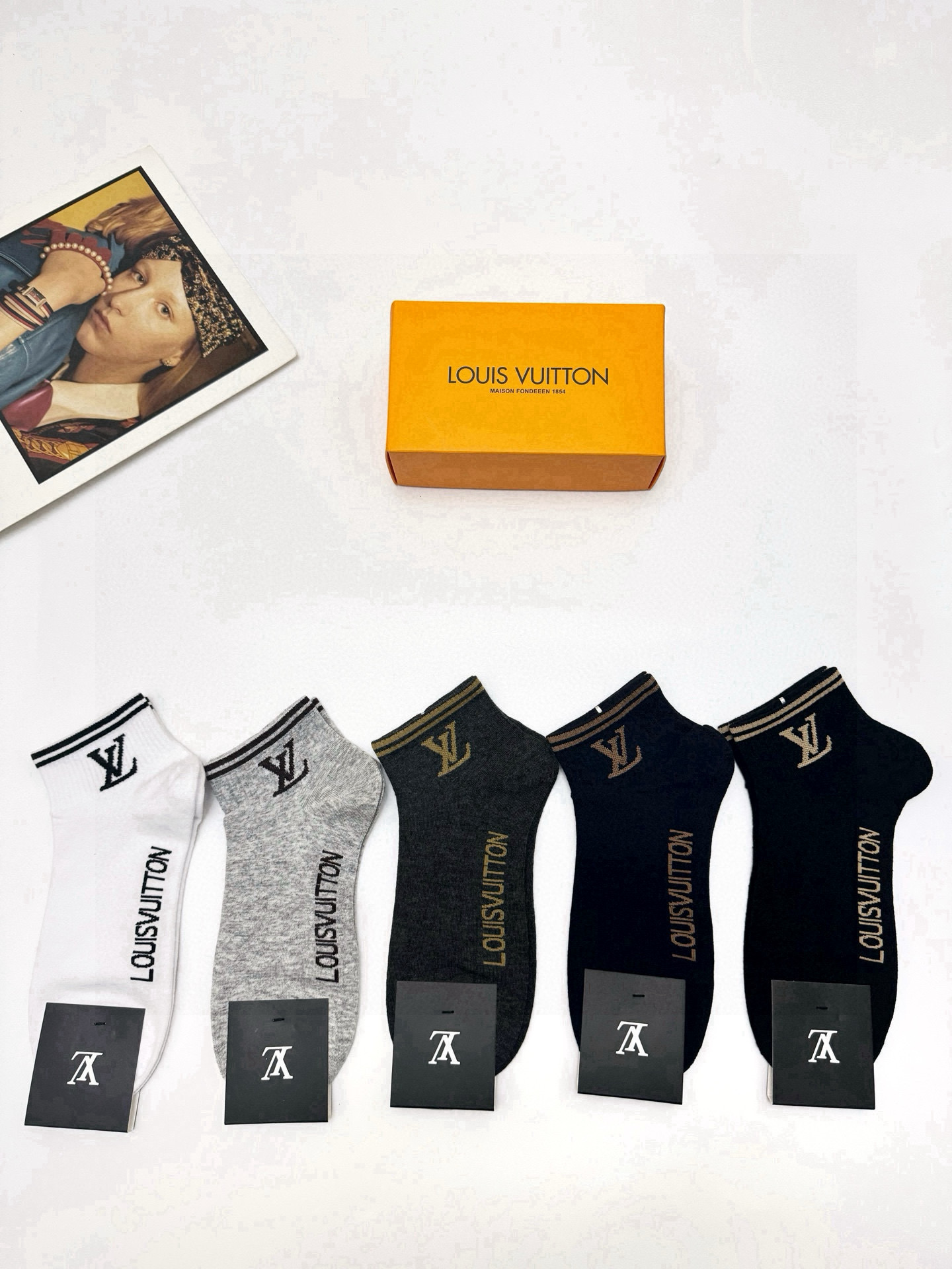  配包装
🌟【一盒5 双】男女同款
 🌟LV 路易威登 经典字母logo ins超火爆短袜，纯棉面料，潮