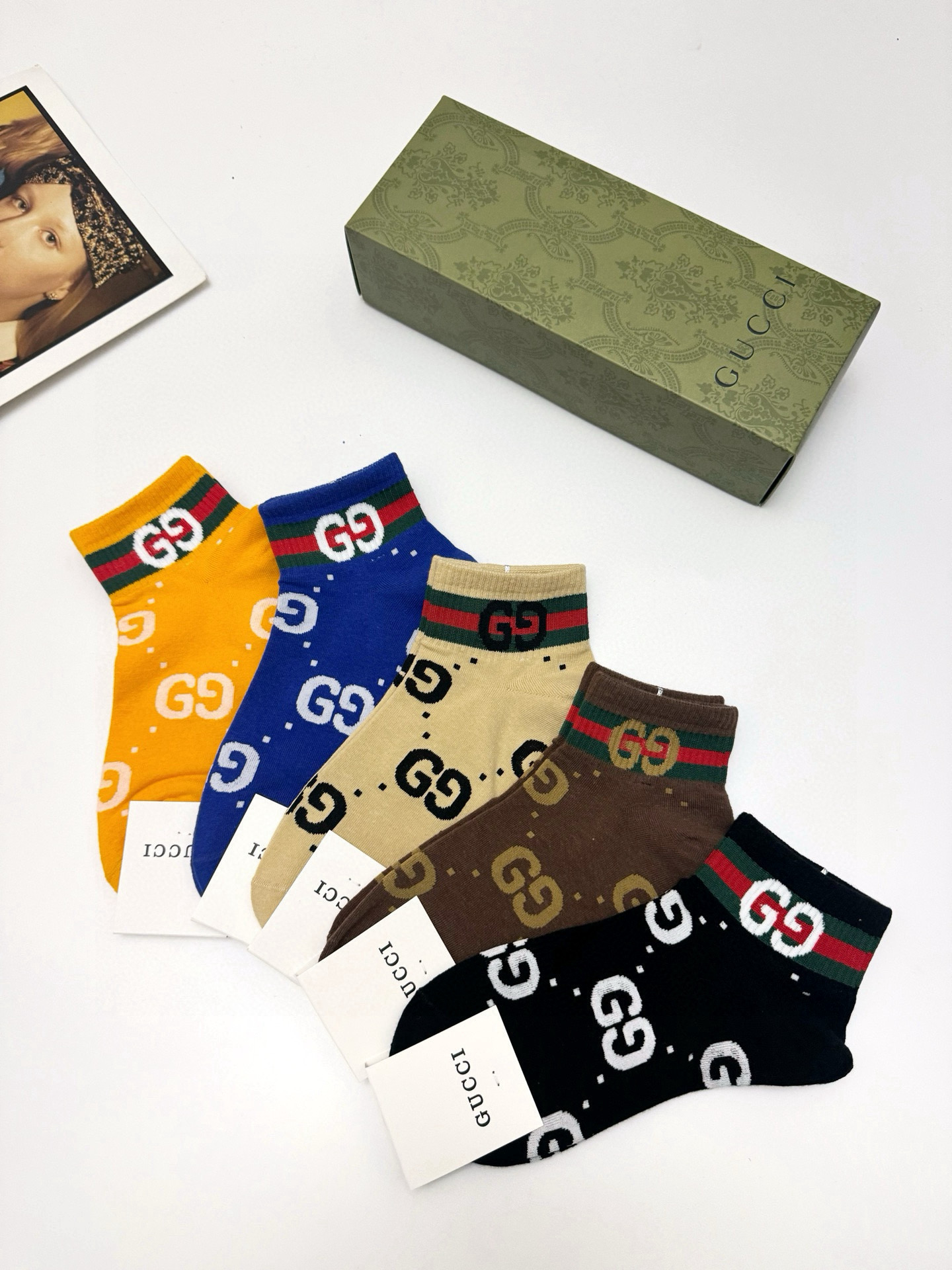  配包装
🌟【一盒5 双】
 🌟Gucci 古琦 经典字母logo 双G 短袜   ，ins超火爆短袜，