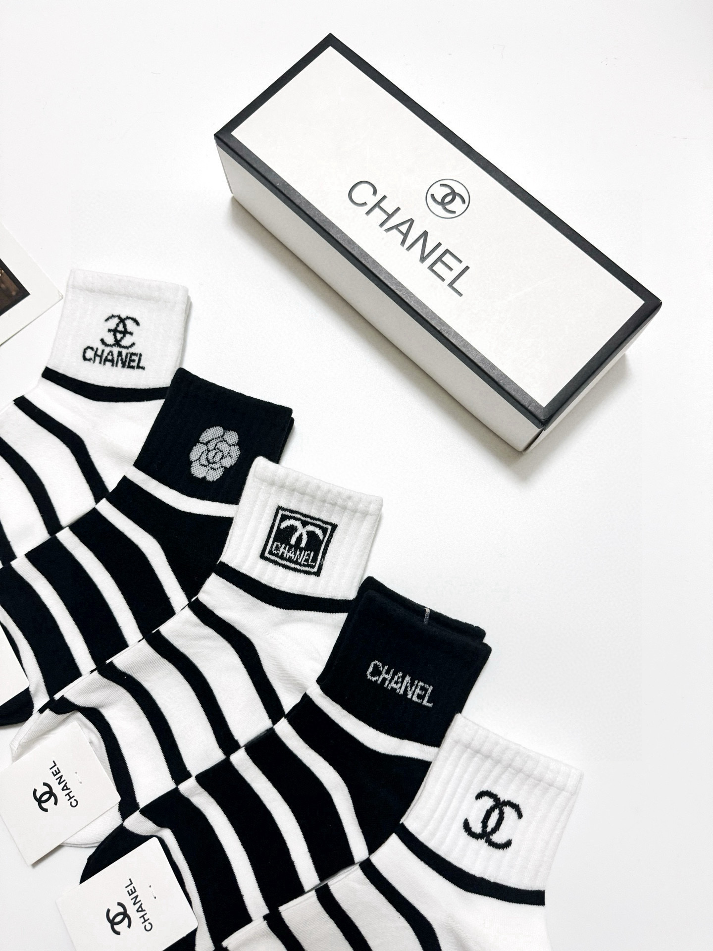   配包装
🌟【一盒5 双】
🌟Chanel 香奈儿 经典字母 logo短袜  ！纯棉面料软糯亲肤！
🌟