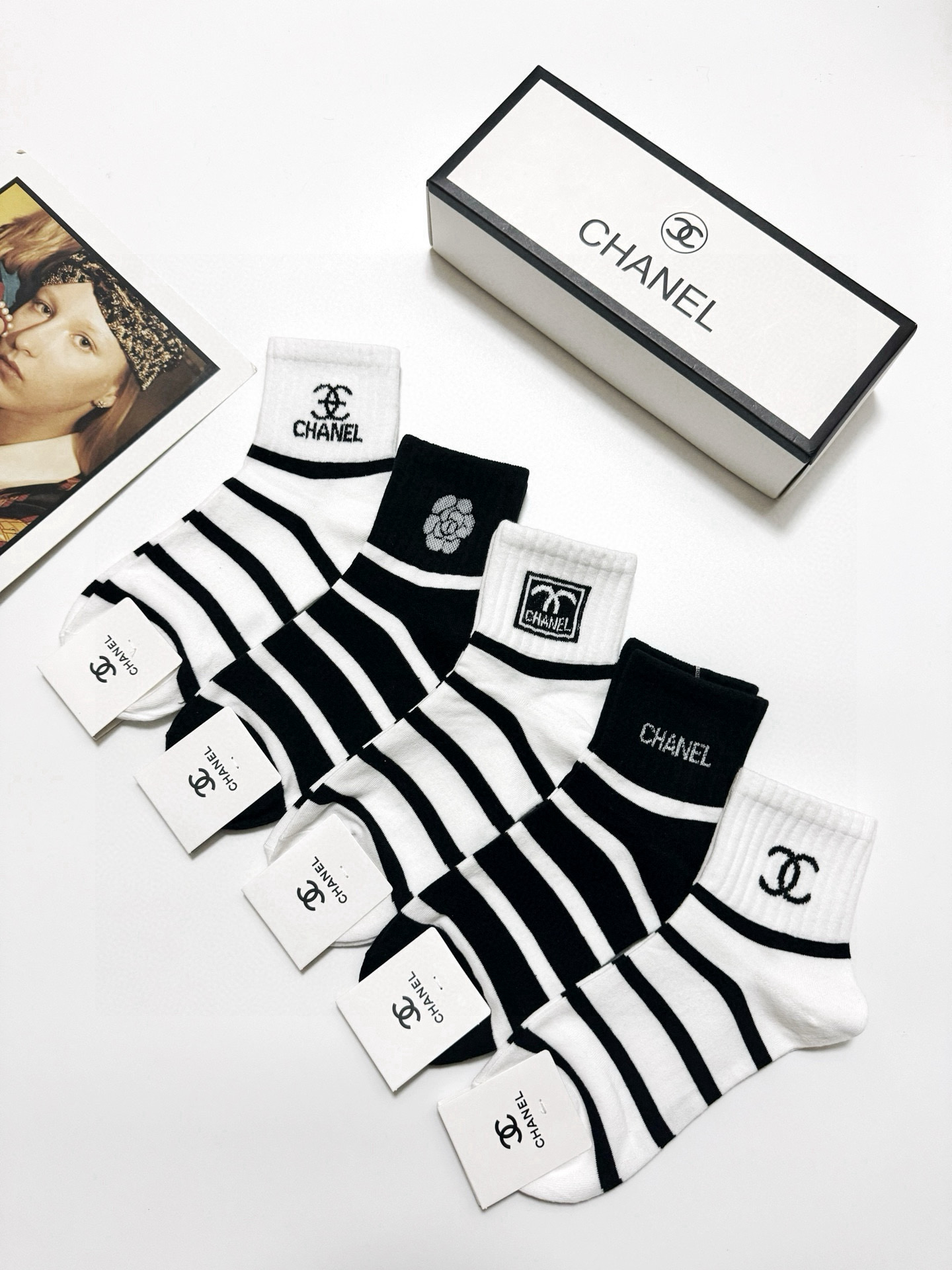   配包装
🌟【一盒5 双】
🌟Chanel 香奈儿 经典字母 logo短袜  ！纯棉面料软糯亲肤！
🌟