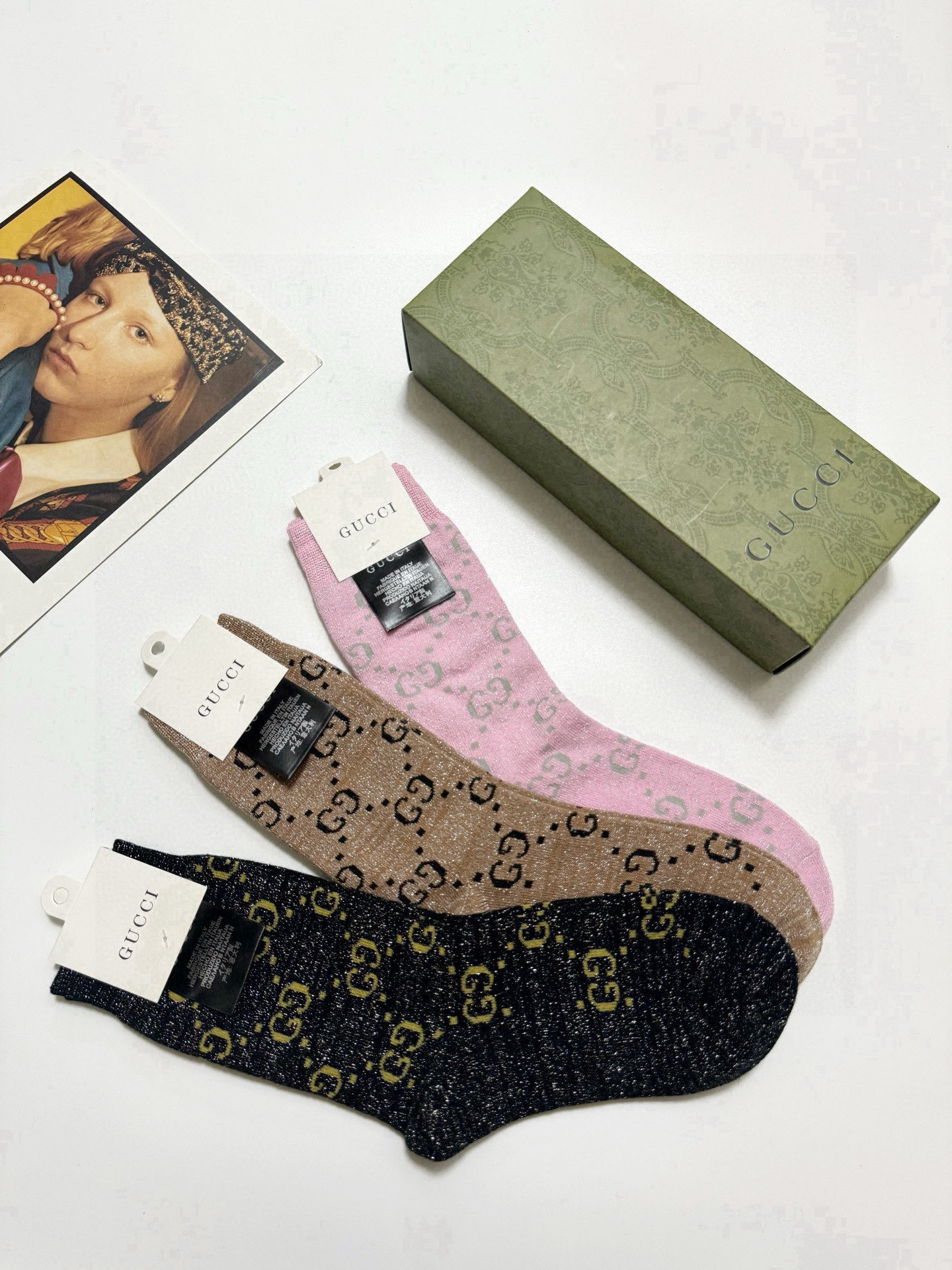  配包装
🌟【一盒3双】
🌟Gucci 古奇 爆款金银丝中筒袜 。双针 混纺金银丝材质，超完美结合，款式