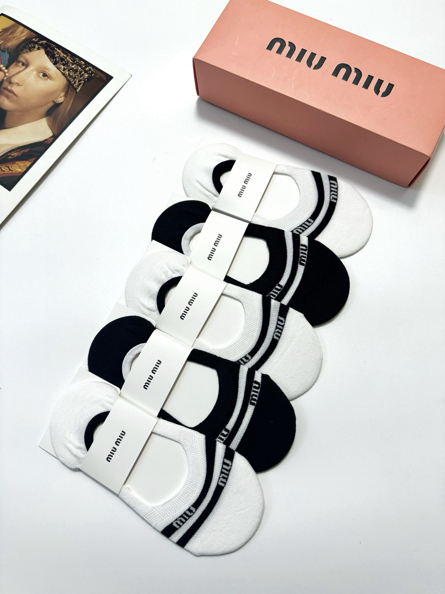  配包装
🌟【一盒5双】
 🌟缪缪 miumiu  经典字母logo 纯棉船袜   ，ins超火爆空调袜