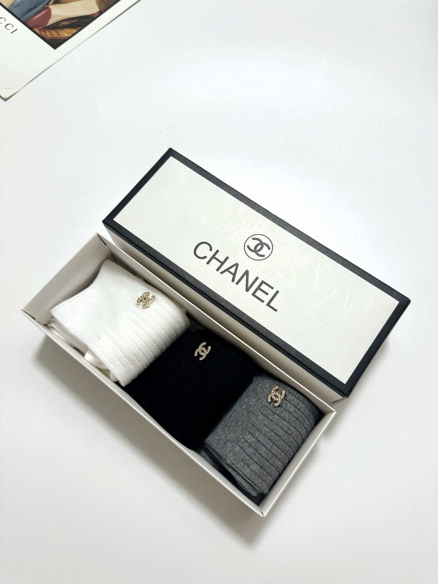  配包装
🌟【一盒3 双】
🌟Chanel 香奈儿 经典字母logo 纯棉中筒袜 小腿袜 
🌟ins爆款