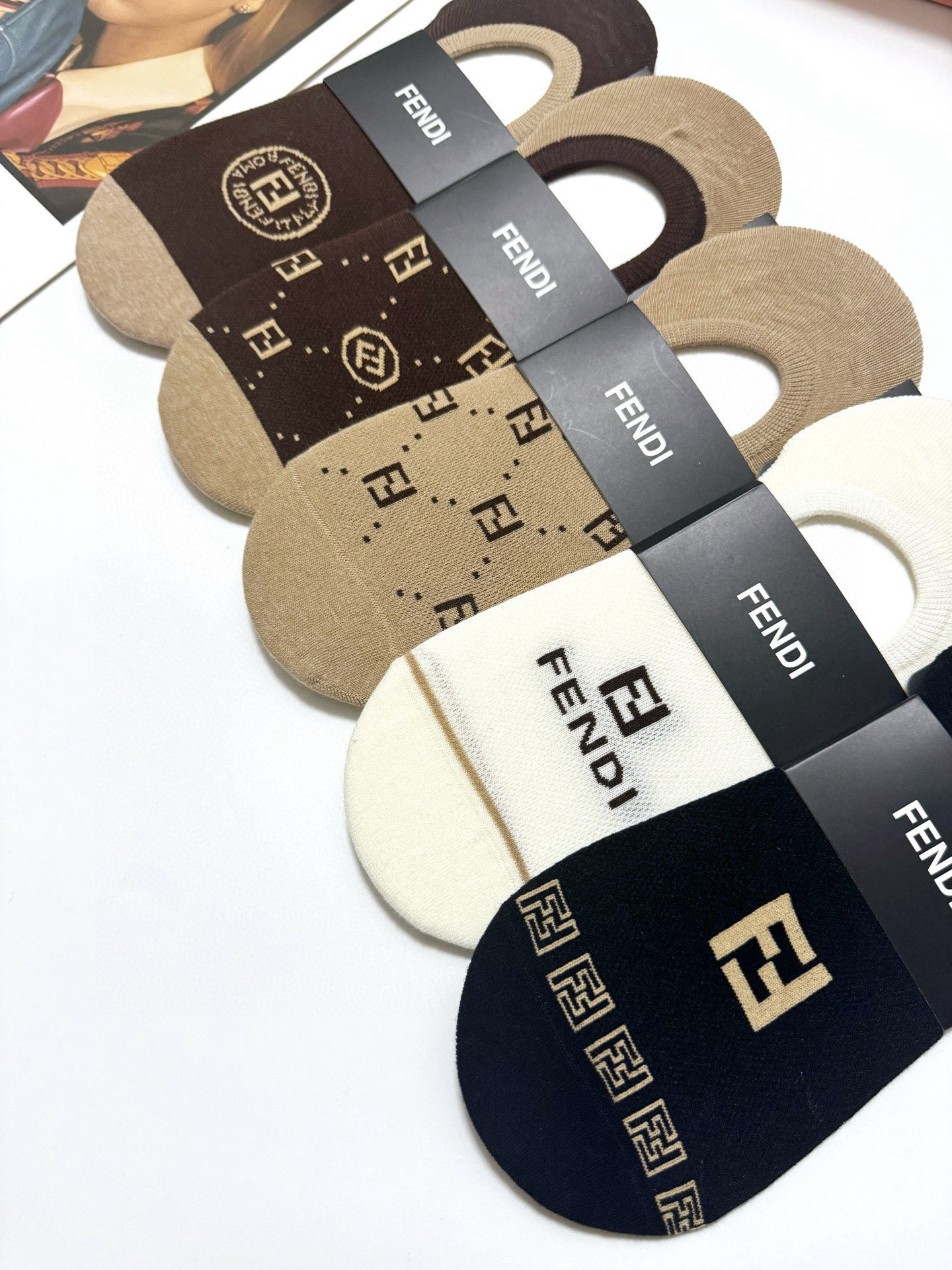  配包装
🌟【一盒5双】
 🌟Fendi 芬迪 经典字母logo 纯棉船袜   ，ins超火爆空调袜，纯