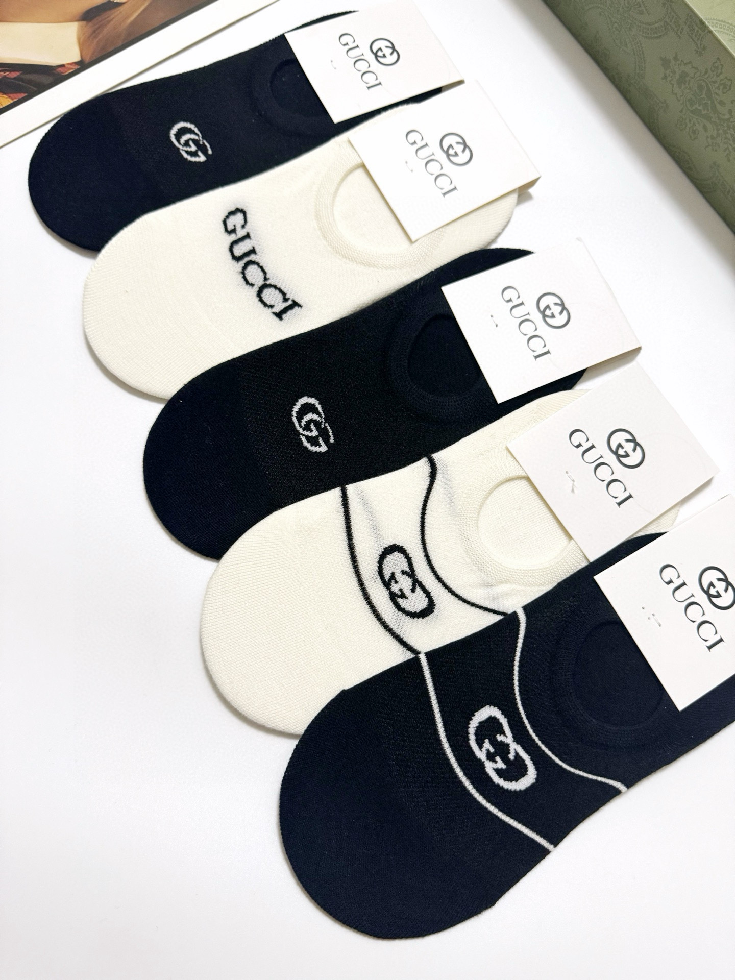  配包装
🌟【一盒5双】
 🌟Gucci 古琦 经典字母logo 纯棉船袜   ，ins超火爆空调袜，纯