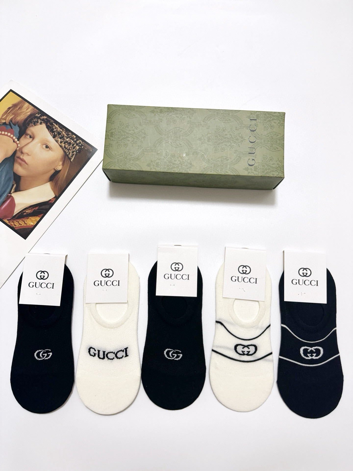  配包装
🌟【一盒5双】
 🌟Gucci 古琦 经典字母logo 纯棉船袜   ，ins超火爆空调袜，纯