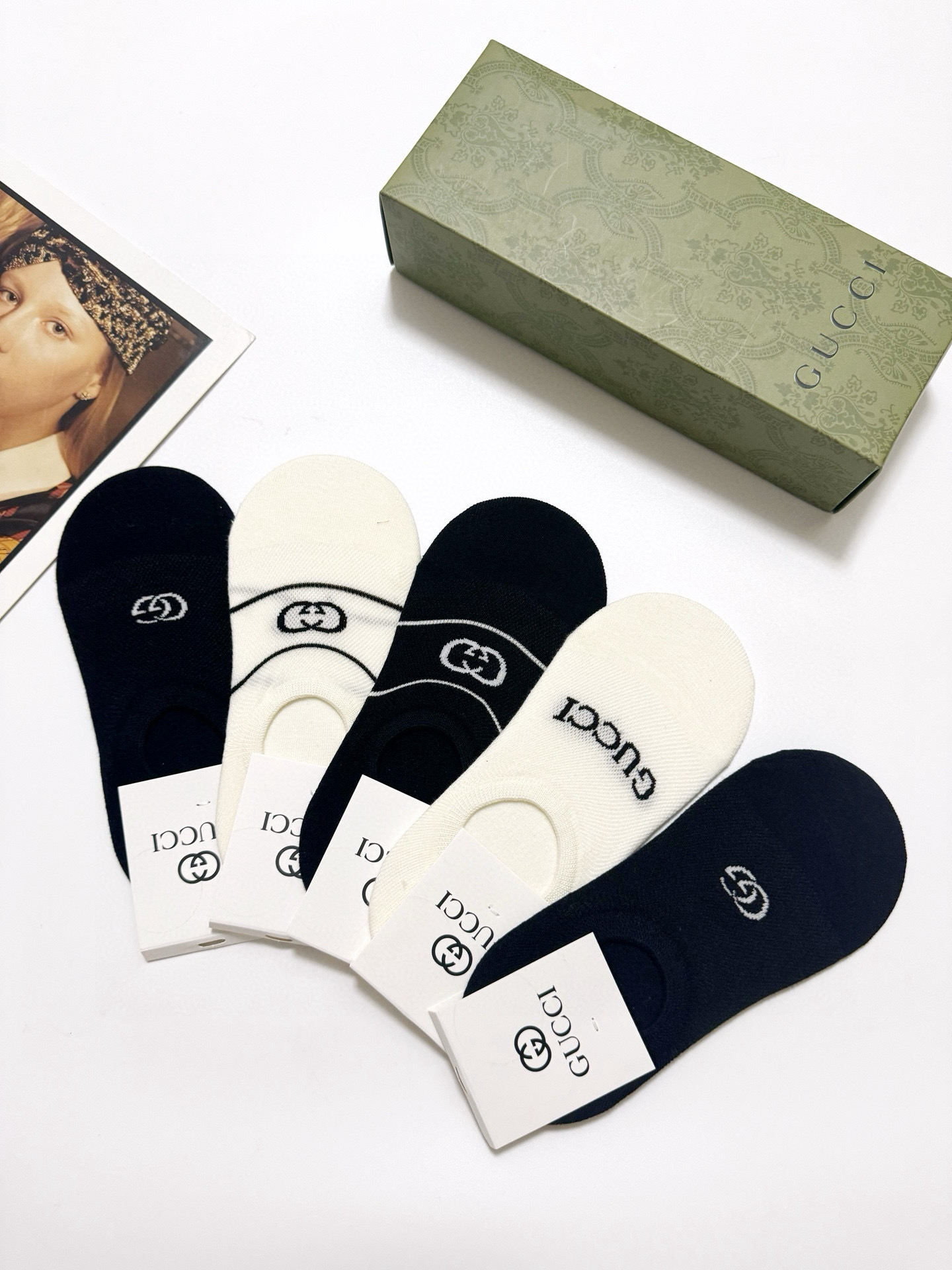  配包装
🌟【一盒5双】
 🌟Gucci 古琦 经典字母logo 纯棉船袜   ，ins超火爆空调袜，纯