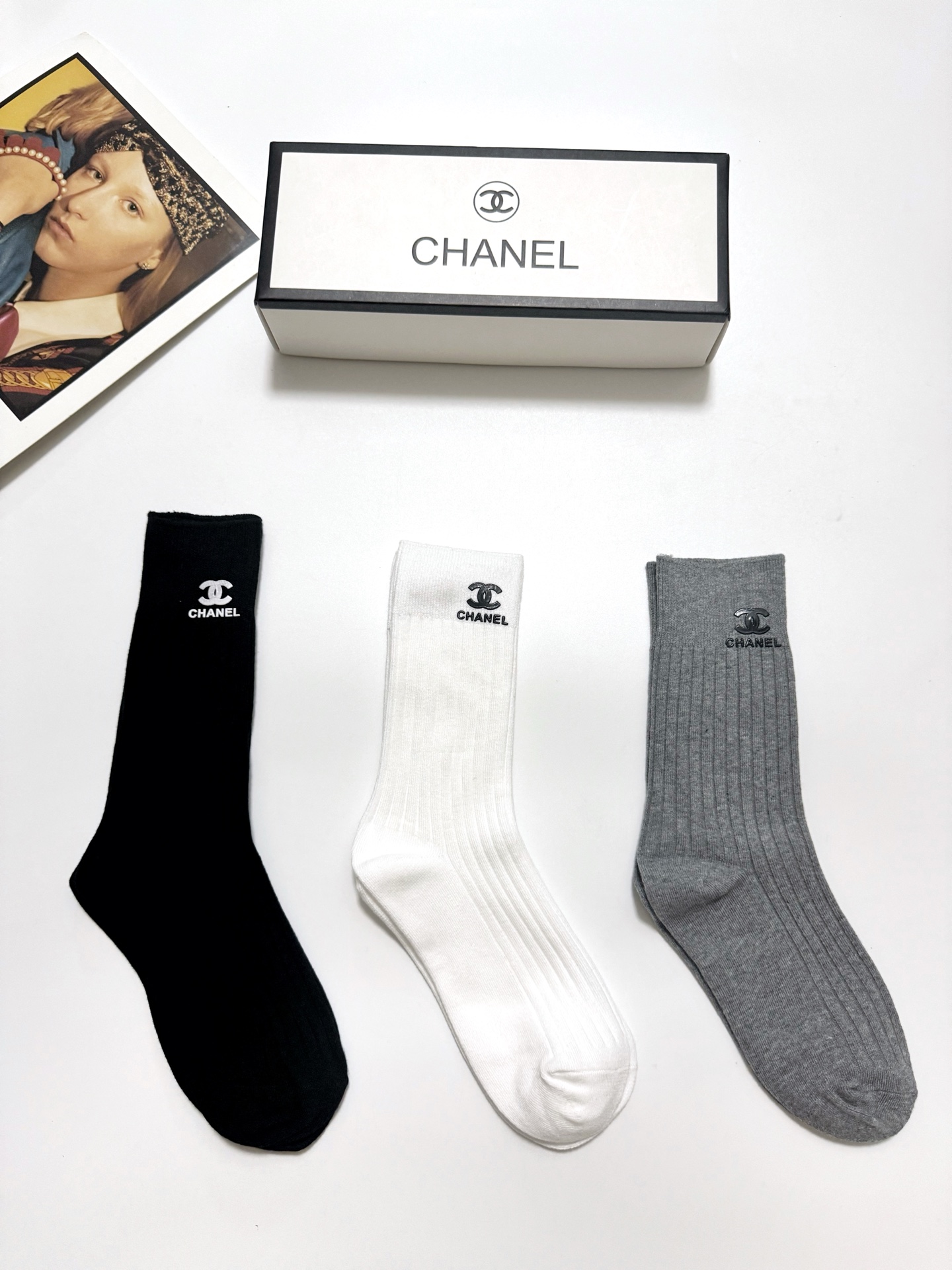  配包装
🌟【一盒3 双】
🌟Chanel 香奈儿 经典字母logo 纯棉中筒袜 
🌟ins爆款！专柜在