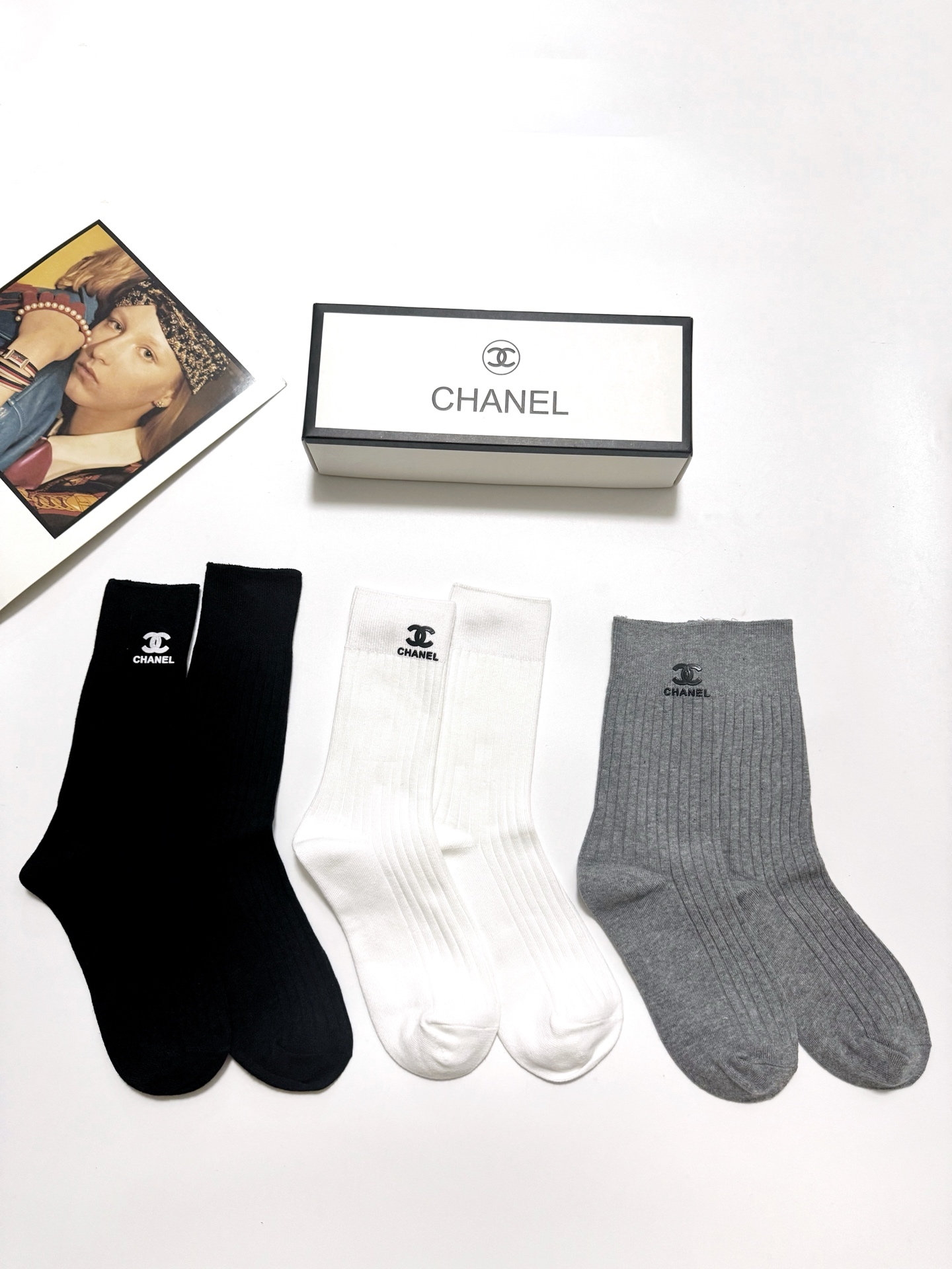  配包装
🌟【一盒3 双】
🌟Chanel 香奈儿 经典字母logo 纯棉中筒袜 
🌟ins爆款！专柜在