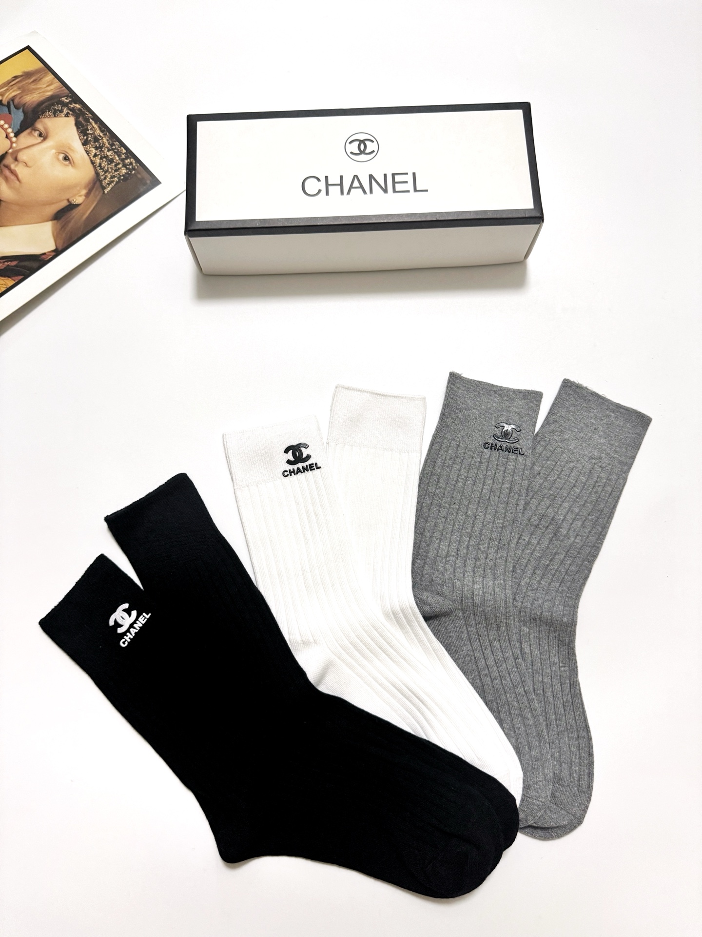  配包装
🌟【一盒3 双】
🌟Chanel 香奈儿 经典字母logo 纯棉中筒袜 
🌟ins爆款！专柜在
