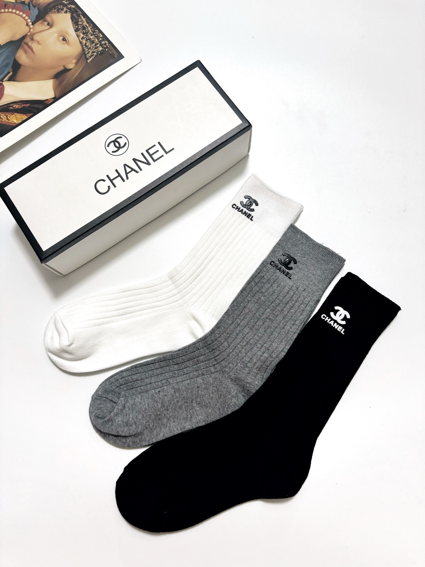  配包装
🌟【一盒3 双】
🌟Chanel 香奈儿 经典字母logo 纯棉中筒袜 
🌟ins爆款！专柜在