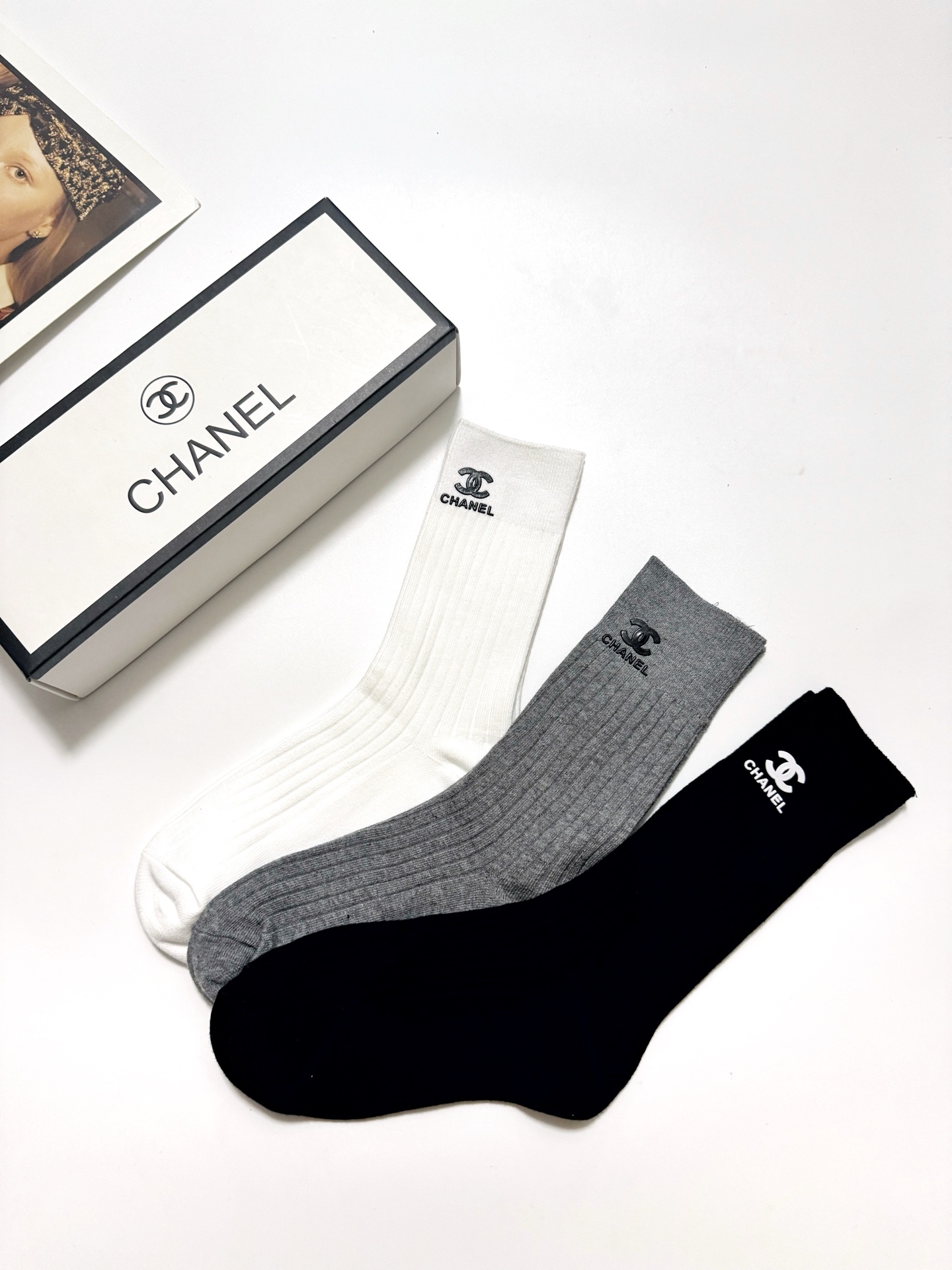  配包装
🌟【一盒3 双】
🌟Chanel 香奈儿 经典字母logo 纯棉中筒袜 
🌟ins爆款！专柜在