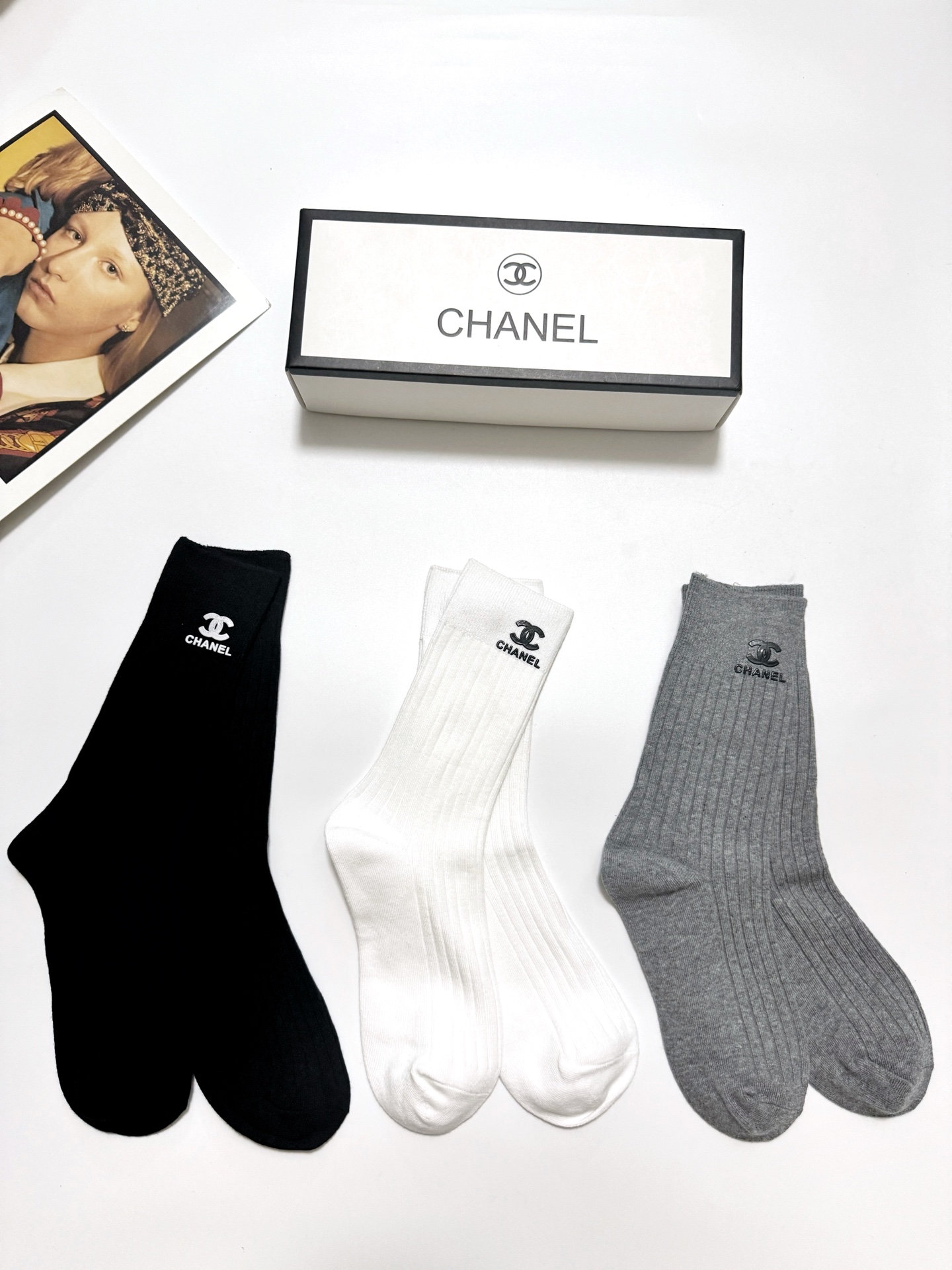  配包装
🌟【一盒3 双】
🌟Chanel 香奈儿 经典字母logo 纯棉中筒袜 
🌟ins爆款！专柜在