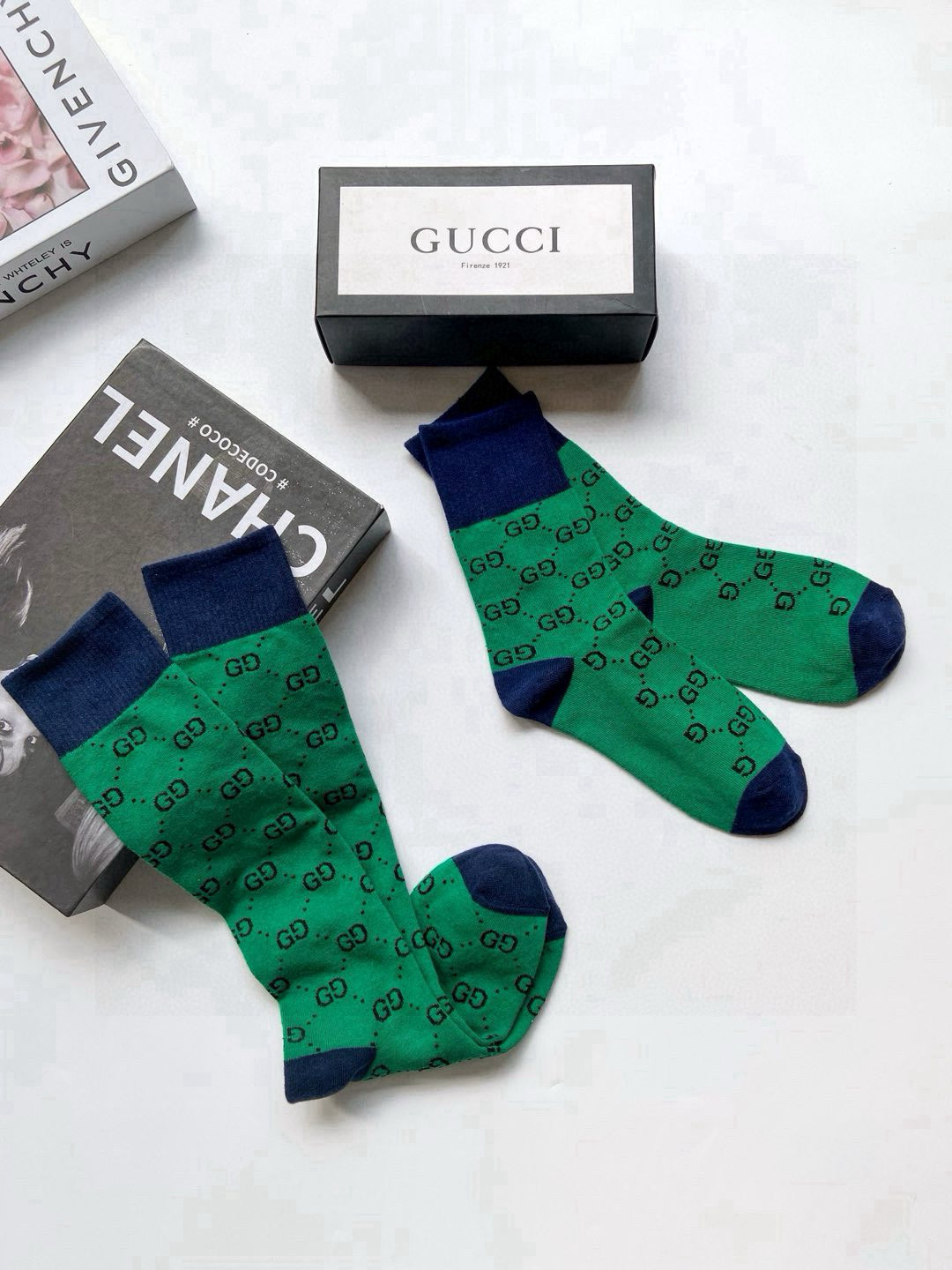  配包装
🌟【一盒2双】
🌟Gucci  古奇 爆款双G字母 长筒袜 中筒袜
。专柜同步发售ing ，巨