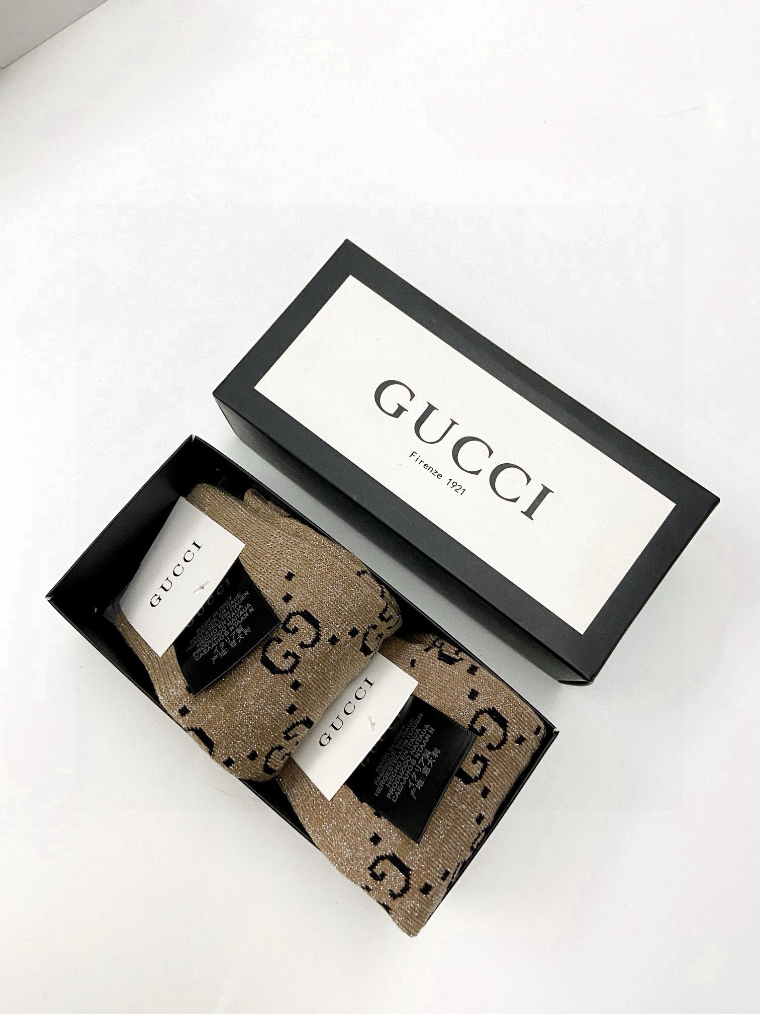  配包装
🌟【一盒2 双】
🌟Gucci 古奇 爆款金银丝长筒袜 中筒袜，超级火爆小腿袜。双针针织混纺金
