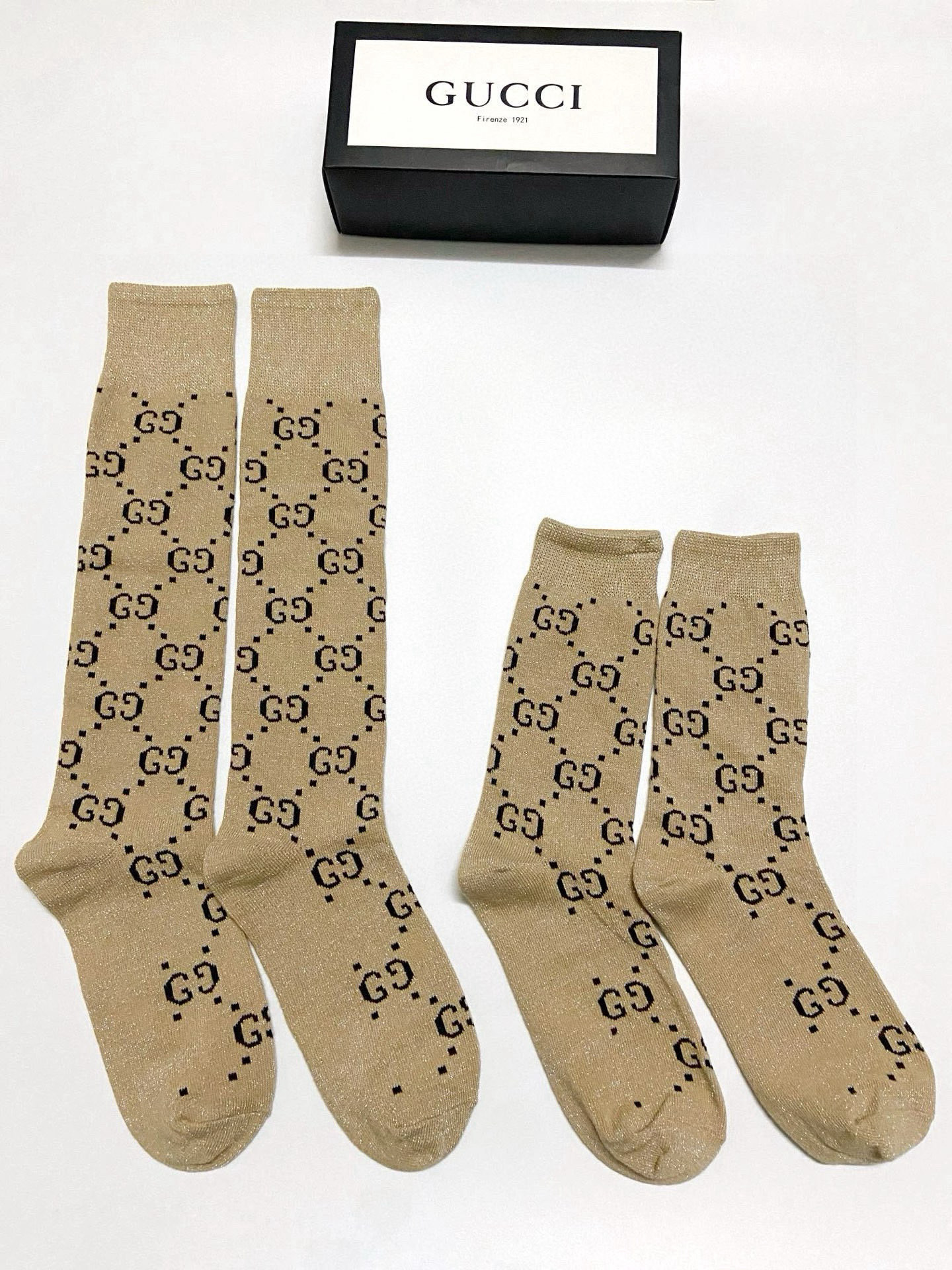  配包装
🌟【一盒2 双】
🌟Gucci 古奇 爆款金银丝长筒袜 中筒袜，超级火爆小腿袜。双针针织混纺金